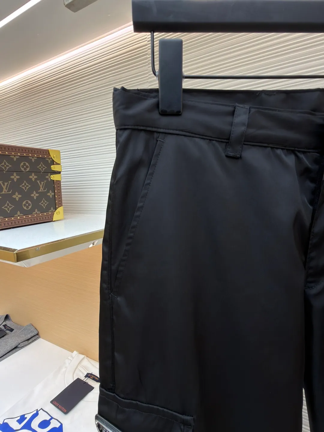 Prada iron brand triangle casual trousers ●Original version: purchased and developed by 6809 ●Item number: 1682077-B50 ●Fabric: nylon fabric ●Technology: made on positioning cutting machine ●Color: black ●Version: fitted version ●Weight: about 415 grams ●Size: 30-31-32-33-34-36 ●Description: This Prada work trousers are made of the brand's iconic regenerated nylon fabric. It has undergone a special water-repellent treatment process to make the fabric both lightweight and wear-resistant, with a delicate matte satin texture on the surface. The body of the trousers adopts three-dimensional tailoring technology and is combined with a multi-piece splicing structure to create an ergonomic trousers silhouette; the cargo pockets on both sides are reinforced with double-layer sewing technology, and the pocket openings are decorated with metal buckles and webbing. They are manually assembled and adjusted to ensure smooth opening and closing. The waistband has a built-in drawstring design. The drawstring is heat-cut and edge-sealed to prevent loosening. The rib cuffs of the trousers are made of high-elastic spandex blend material and are shaped through a shaping process to ensure long-lasting elasticity. The triangular logo on the pocket is formed using a metal die-casting process and is polished and plated to reveal a delicate luster. Every stitching follows the brand's strict stitch length standards, demonstrating the essence of high-end clothing craftsmanship. The overall wiring is straight and delicate, the fabric is comfortable and soft, and the color is consistent without color difference. It can be matched with the same style to create a fashionable look and control various occasions. Customized accessories, complete with three standards, same style for men and women!