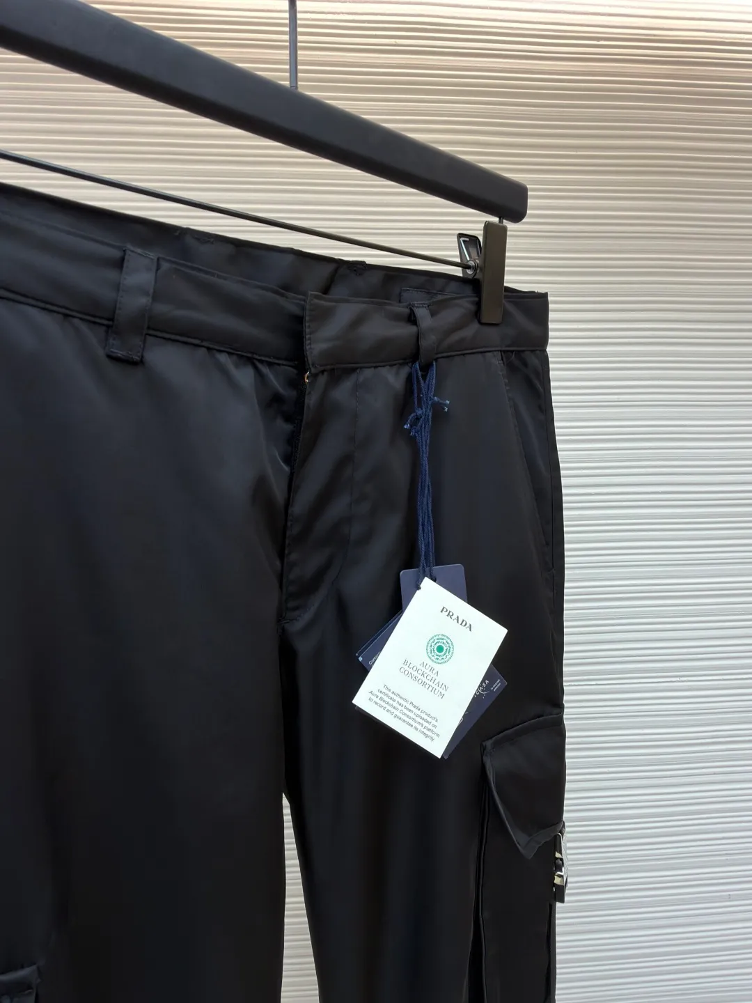 Prada iron brand triangle casual trousers ●Original version: purchased and developed by 6809 ●Item number: 1682077-B50 ●Fabric: nylon fabric ●Technology: made on positioning cutting machine ●Color: black ●Version: fitted version ●Weight: about 415 grams ●Size: 30-31-32-33-34-36 ●Description: This Prada work trousers are made of the brand's iconic regenerated nylon fabric. It has undergone a special water-repellent treatment process to make the fabric both lightweight and wear-resistant, with a delicate matte satin texture on the surface. The body of the trousers adopts three-dimensional tailoring technology and is combined with a multi-piece splicing structure to create an ergonomic trousers silhouette; the cargo pockets on both sides are reinforced with double-layer sewing technology, and the pocket openings are decorated with metal buckles and webbing. They are manually assembled and adjusted to ensure smooth opening and closing. The waistband has a built-in drawstring design. The drawstring is heat-cut and edge-sealed to prevent loosening. The rib cuffs of the trousers are made of high-elastic spandex blend material and are shaped through a shaping process to ensure long-lasting elasticity. The triangular logo on the pocket is formed using a metal die-casting process and is polished and plated to reveal a delicate luster. Every stitching follows the brand's strict stitch length standards, demonstrating the essence of high-end clothing craftsmanship. The overall wiring is straight and delicate, the fabric is comfortable and soft, and the color is consistent without color difference. It can be matched with the same style to create a fashionable look and control various occasions. Customized accessories, complete with three standards, same style for men and women!