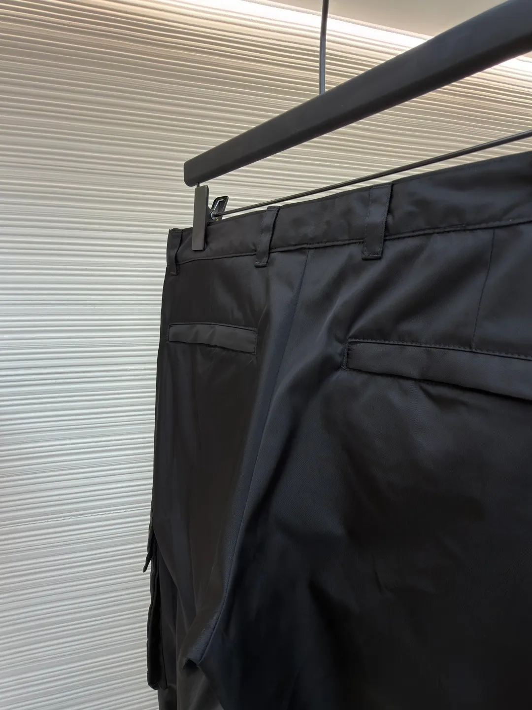 Prada iron brand triangle casual trousers ●Original version: purchased and developed by 6809 ●Item number: 1682077-B50 ●Fabric: nylon fabric ●Technology: made on positioning cutting machine ●Color: black ●Version: fitted version ●Weight: about 415 grams ●Size: 30-31-32-33-34-36 ●Description: This Prada work trousers are made of the brand's iconic regenerated nylon fabric. It has undergone a special water-repellent treatment process to make the fabric both lightweight and wear-resistant, with a delicate matte satin texture on the surface. The body of the trousers adopts three-dimensional tailoring technology and is combined with a multi-piece splicing structure to create an ergonomic trousers silhouette; the cargo pockets on both sides are reinforced with double-layer sewing technology, and the pocket openings are decorated with metal buckles and webbing. They are manually assembled and adjusted to ensure smooth opening and closing. The waistband has a built-in drawstring design. The drawstring is heat-cut and edge-sealed to prevent loosening. The rib cuffs of the trousers are made of high-elastic spandex blend material and are shaped through a shaping process to ensure long-lasting elasticity. The triangular logo on the pocket is formed using a metal die-casting process and is polished and plated to reveal a delicate luster. Every stitching follows the brand's strict stitch length standards, demonstrating the essence of high-end clothing craftsmanship. The overall wiring is straight and delicate, the fabric is comfortable and soft, and the color is consistent without color difference. It can be matched with the same style to create a fashionable look and control various occasions. Customized accessories, complete with three standards, same style for men and women!