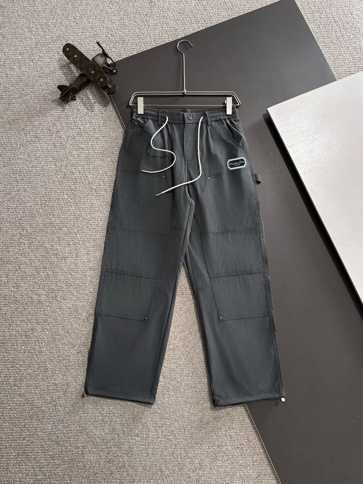 🅿️380 next day shipping Dior 2025 spring and summer new elastic band casual pants, thin counter custom fabrics, high breathability and comfort, impeccable details, brand element design concept, reflecting high quality. It feels delicate and soft! It presents a casual cut and the upper body shape is great! Size: M-4XL