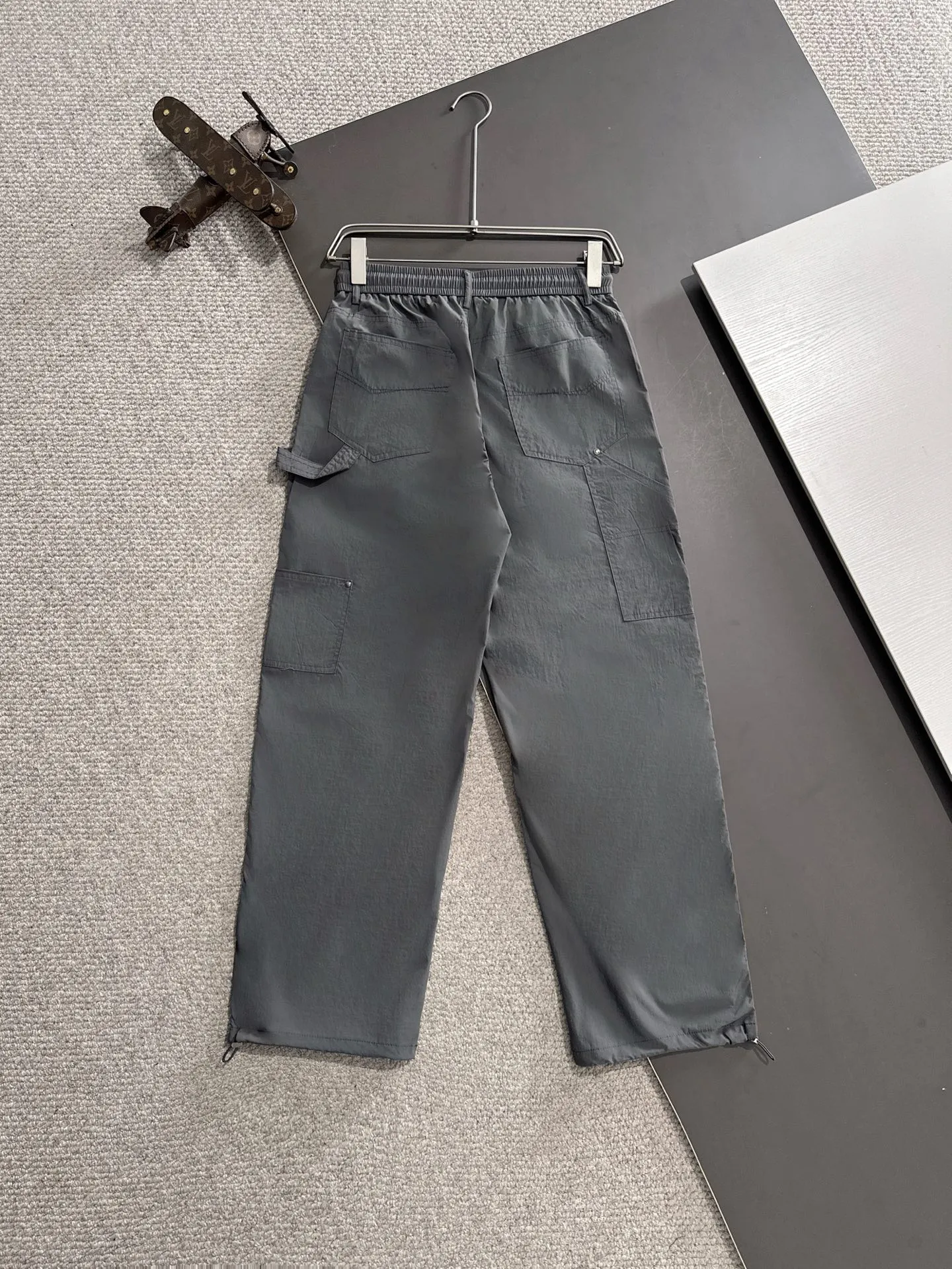 🅿️380 next day shipping Dior 2025 spring and summer new elastic band casual pants, thin counter custom fabrics, high breathability and comfort, impeccable details, brand element design concept, reflecting high quality. It feels delicate and soft! It presents a casual cut and the upper body shape is great! Size: M-4XL