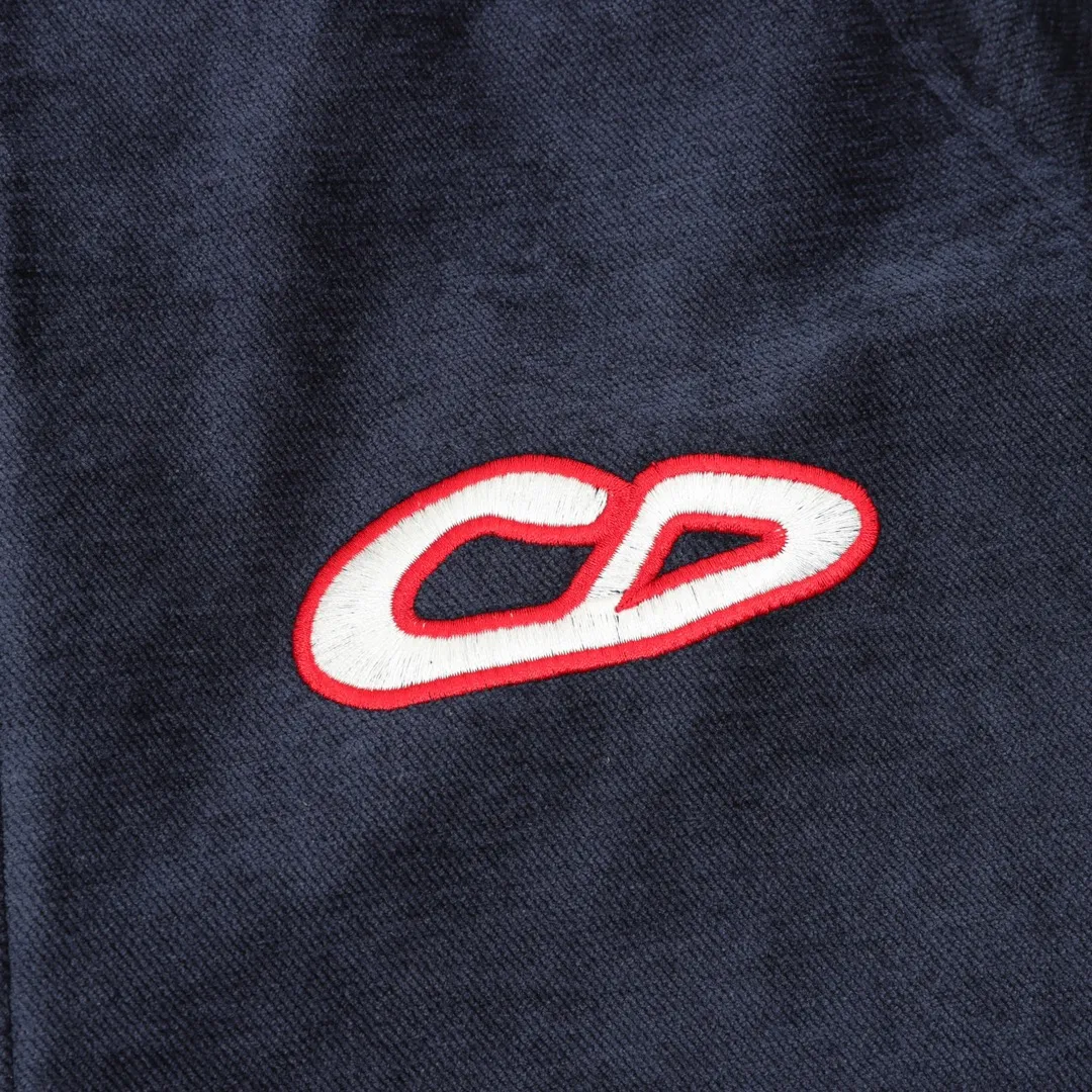 🅿️570 DIOR Conceived by menswear creative director Kim Jones in collaboration with contemporary artist KAWS, this collection combines classic elements with KAWS’s unique style and is filled with cheerful fashion energy. Highlights from the collection include the redesigned "" logo, which is depicted as the outline of a majestic snake that snakes between the letters to outline this iconic symbol. The entire series is expected to be officially launched on January 2, 2025, bringing another exciting shopping opportunity to consumers looking forward to unique designs and limited edition items. Size: XS-L