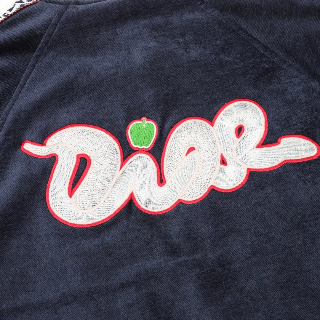🅿️570 DIOR Conceived by menswear creative director Kim Jones in collaboration with contemporary artist KAWS, this collection combines classic elements with KAWS’s unique style and is filled with cheerful fashion energy. Highlights from the collection include the redesigned "" logo, which is depicted as the outline of a majestic snake that snakes between the letters to outline this iconic symbol. The entire series is expected to be officially launched on January 2, 2025, bringing another exciting shopping opportunity to consumers looking forward to unique designs and limited edition items. Size: XS-L