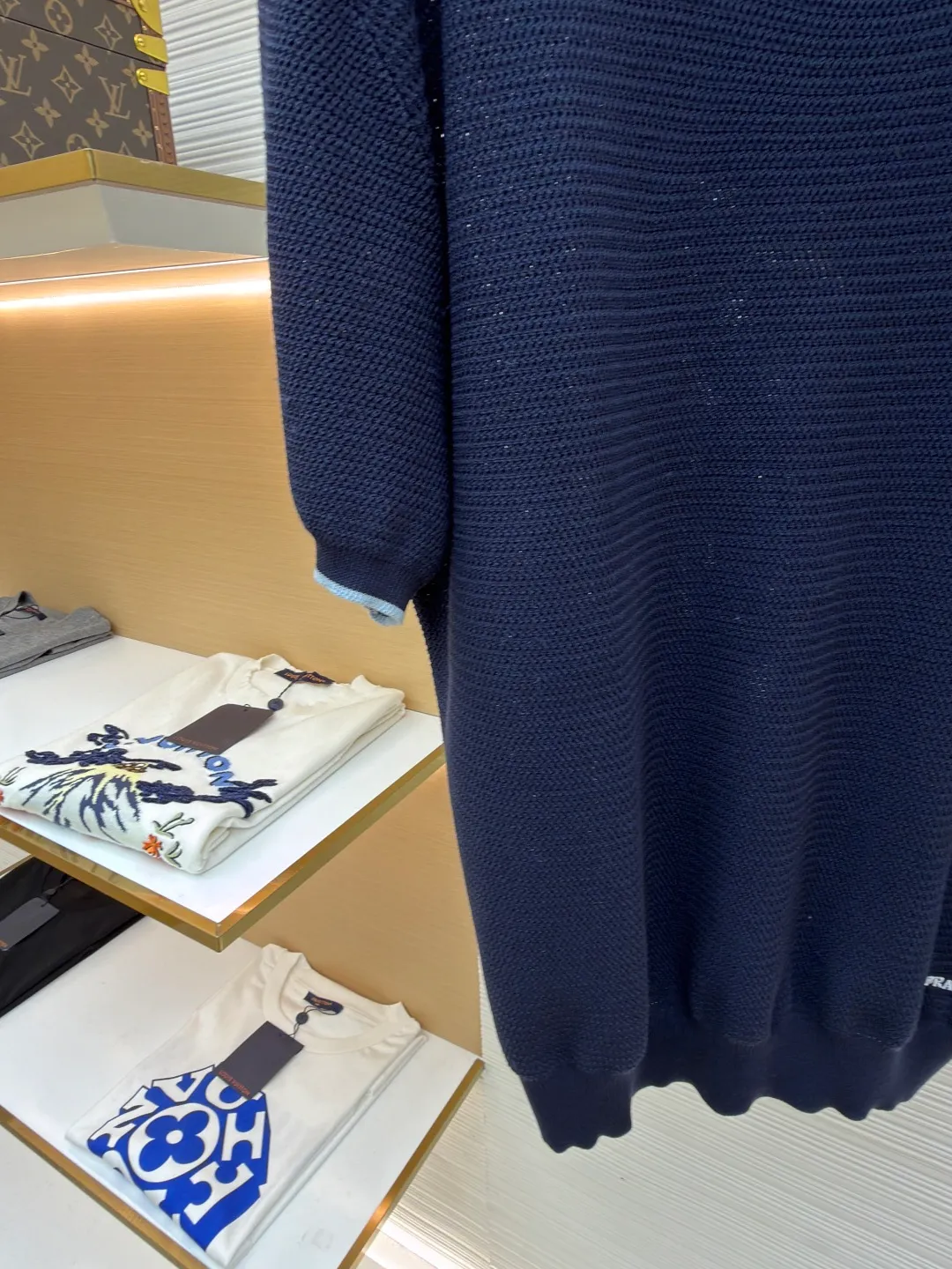 Prada letter logo sweater ●Original version: Purchased and developed for 13800 ●Item number: 1682372-A45 ●Fabric: ice silk wool fabric ●Technology: knitted production ●Color: navy blue ●Version: fitted version ●Weight: about 335 grams ●Size: 48-50-52-54 ●Description: Custom-woven, custom-dyed, luxurious and ultra-fine ice silk wool, soft and silky, comfortable and skin-friendly The main color is deep navy blue, with a touch of smart light blue edges, injecting a sense of agility. The hem of the body is embellished with the Prada letter logo, adding brand recognition. Pure lines are used to outline a simple outline, breaking the monotony in a concise way, showing a luxurious texture in a low-key manner. Imported machine embroidery technology, computer control system and precision mechanical components are used to realize the Prada logo embroidery operation with high precision and smooth and delicate lines. The curved thread structure changes the stitching and yarn arrangement during the knitting process to create a curved distribution of yarns in the fabric. The garment washing water is softened and deodorized. Professional washing equipment and specific detergents are used to deeply clean and deodorize the clothes to improve the feel and appearance of the clothes. The overall wiring is straight and delicate, the fabric is comfortable and soft, and the color is consistent without color difference. It can be matched with the same style to create a fashionable look and control various occasions. Customized accessories, complete with three standards, same style for men and women!