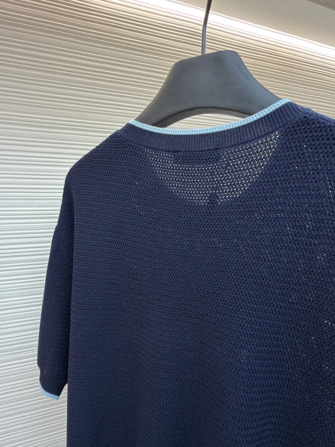 Prada letter logo sweater ●Original version: Purchased and developed for 13800 ●Item number: 1682372-A45 ●Fabric: ice silk wool fabric ●Technology: knitted production ●Color: navy blue ●Version: fitted version ●Weight: about 335 grams ●Size: 48-50-52-54 ●Description: Custom-woven, custom-dyed, luxurious and ultra-fine ice silk wool, soft and silky, comfortable and skin-friendly The main color is deep navy blue, with a touch of smart light blue edges, injecting a sense of agility. The hem of the body is embellished with the Prada letter logo, adding brand recognition. Pure lines are used to outline a simple outline, breaking the monotony in a concise way, showing a luxurious texture in a low-key manner. Imported machine embroidery technology, computer control system and precision mechanical components are used to realize the Prada logo embroidery operation with high precision and smooth and delicate lines. The curved thread structure changes the stitching and yarn arrangement during the knitting process to create a curved distribution of yarns in the fabric. The garment washing water is softened and deodorized. Professional washing equipment and specific detergents are used to deeply clean and deodorize the clothes to improve the feel and appearance of the clothes. The overall wiring is straight and delicate, the fabric is comfortable and soft, and the color is consistent without color difference. It can be matched with the same style to create a fashionable look and control various occasions. Customized accessories, complete with three standards, same style for men and women!