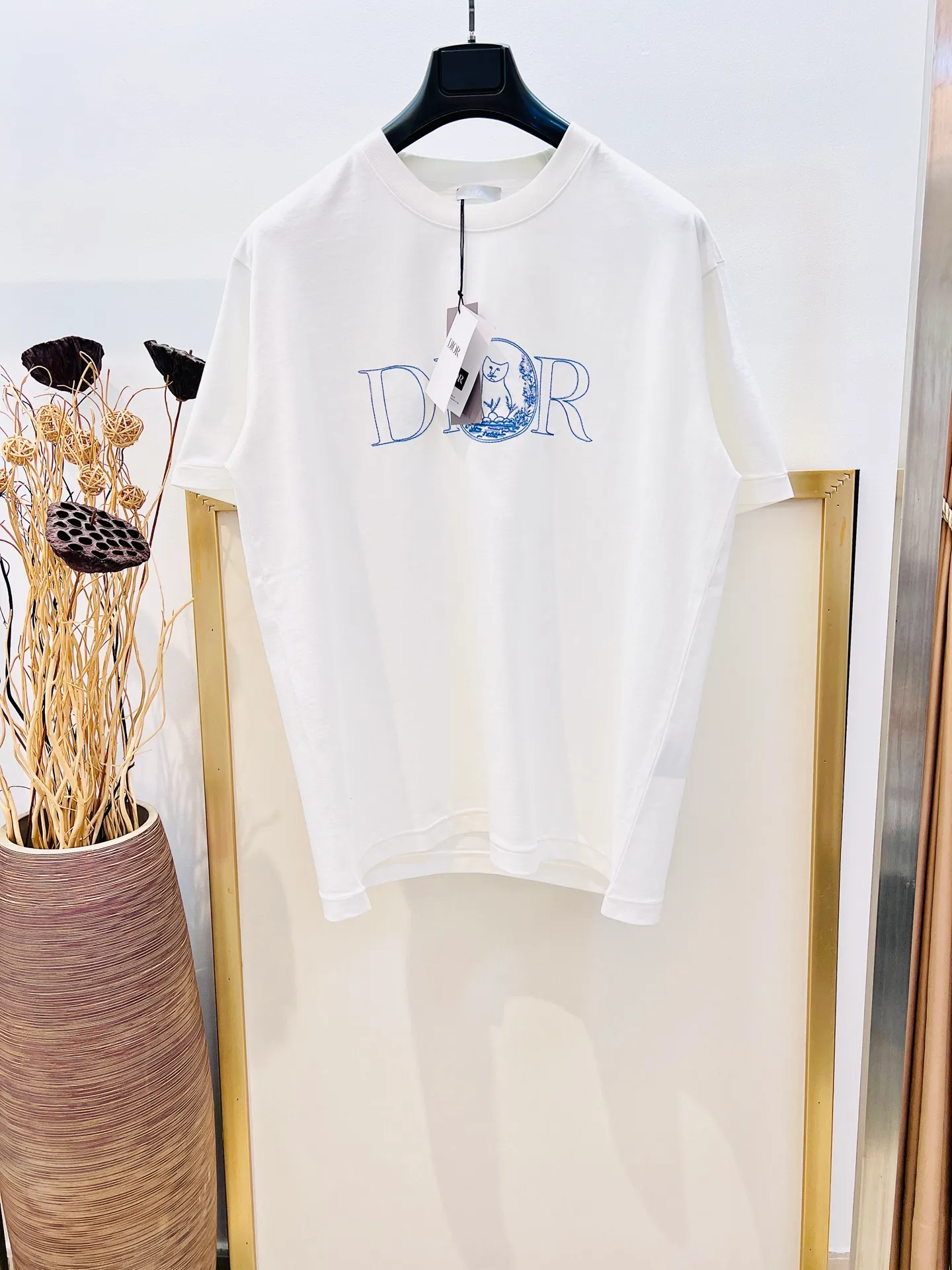 🅿️230 🌈Size: s/m/l/xl / White Unisex 1977364858081 Dio* Dior 2025FW Spring and Summer Series This T-shirt displays the logo from this season’s DIO* AND HYLTON NEL joint series. Crafted from cotton jersey, it has a classic silhouette with a ribbed crew neck and embroidery on the chest for added style. Cut for a relaxed fit, wear it with track pants or jeans. ⚠️Washing method: Dry clean or fast machine wash in cold water wrapped inside out laundry bag! !