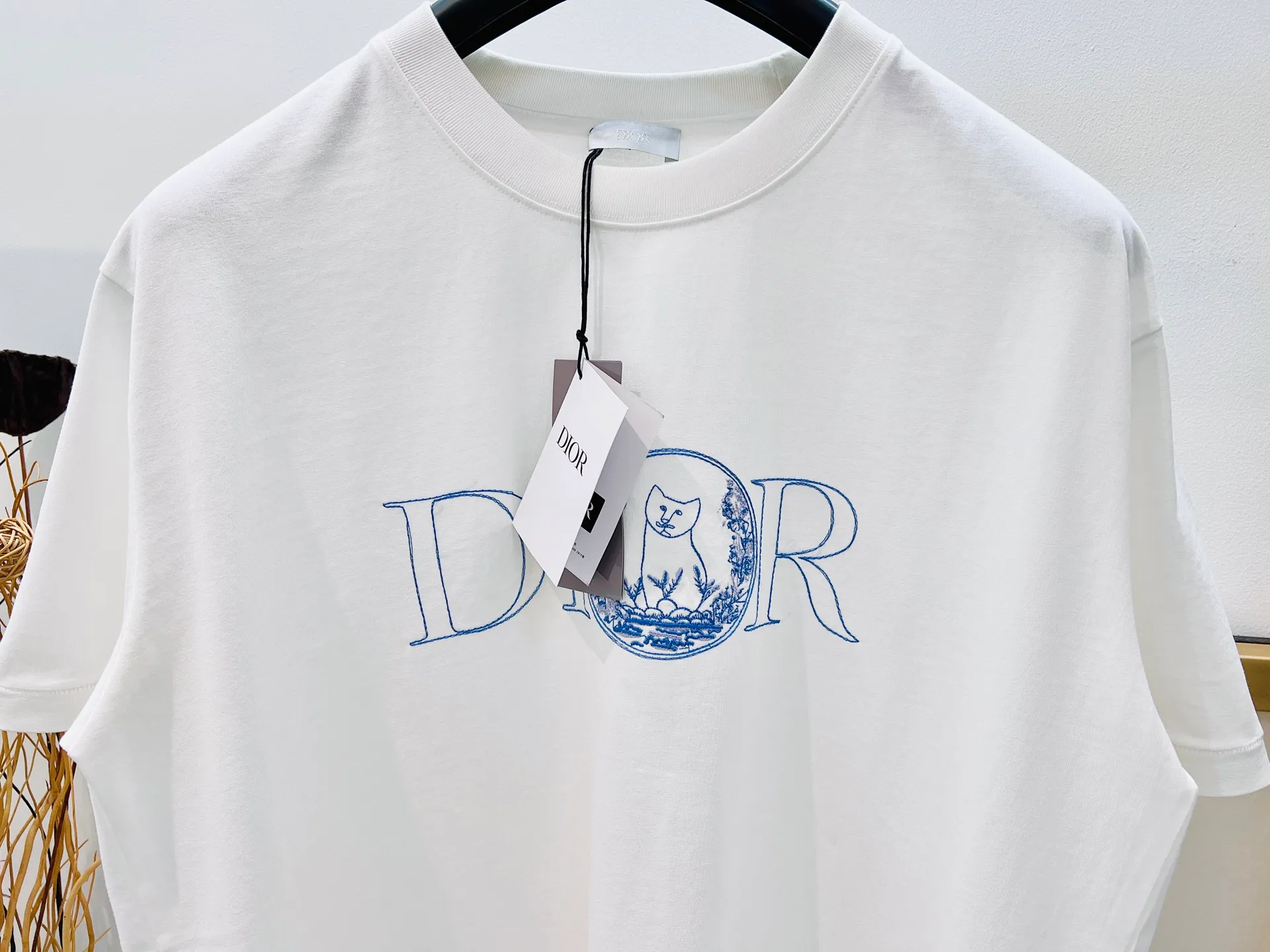 🅿️230 🌈Size: s/m/l/xl / White Unisex 1977364858081 Dio* Dior 2025FW Spring and Summer Series This T-shirt displays the logo from this season’s DIO* AND HYLTON NEL joint series. Crafted from cotton jersey, it has a classic silhouette with a ribbed crew neck and embroidery on the chest for added style. Cut for a relaxed fit, wear it with track pants or jeans. ⚠️Washing method: Dry clean or fast machine wash in cold water wrapped inside out laundry bag! !