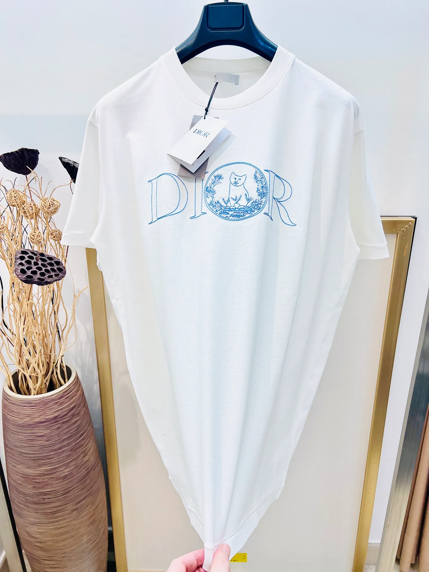 🅿️230 🌈Size: s/m/l/xl / White Unisex 1977364858081 Dio* Dior 2025FW Spring and Summer Series This T-shirt displays the logo from this season’s DIO* AND HYLTON NEL joint series. Crafted from cotton jersey, it has a classic silhouette with a ribbed crew neck and embroidery on the chest for added style. Cut for a relaxed fit, wear it with track pants or jeans. ⚠️Washing method: Dry clean or fast machine wash in cold water wrapped inside out laundry bag! !