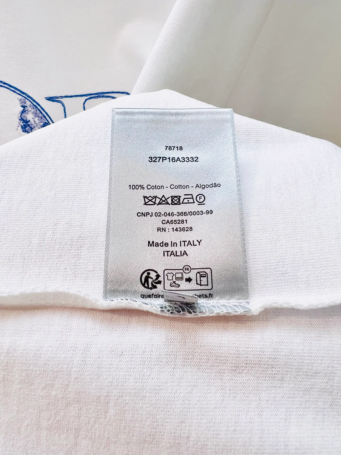🅿️230 🌈Size: s/m/l/xl / White Unisex 1977364858081 Dio* Dior 2025FW Spring and Summer Series This T-shirt displays the logo from this season’s DIO* AND HYLTON NEL joint series. Crafted from cotton jersey, it has a classic silhouette with a ribbed crew neck and embroidery on the chest for added style. Cut for a relaxed fit, wear it with track pants or jeans. ⚠️Washing method: Dry clean or fast machine wash in cold water wrapped inside out laundry bag! !