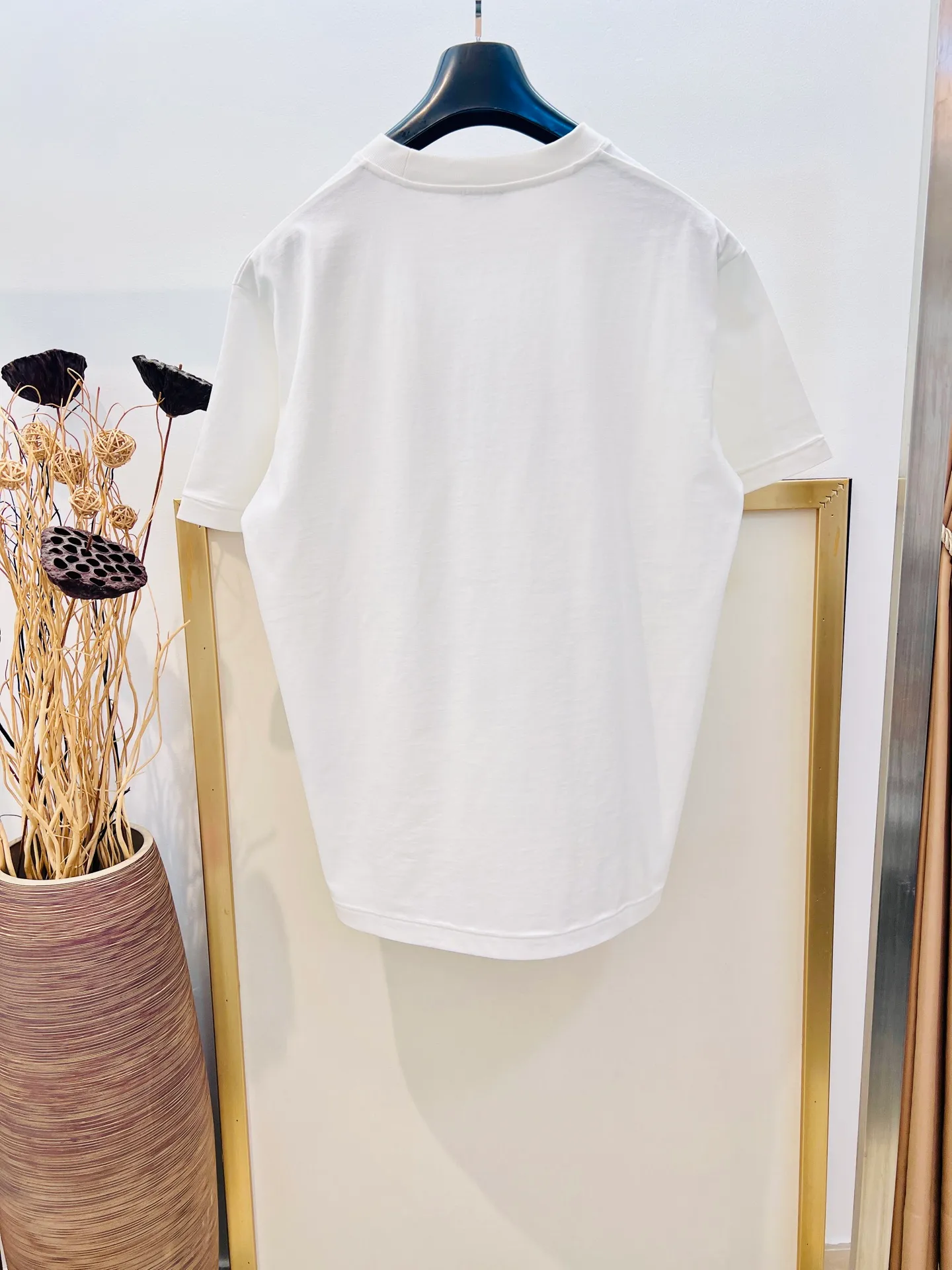 🅿️230 🌈Size: s/m/l/xl / White Unisex 1977364858081 Dio* Dior 2025FW Spring and Summer Series This T-shirt displays the logo from this season’s DIO* AND HYLTON NEL joint series. Crafted from cotton jersey, it has a classic silhouette with a ribbed crew neck and embroidery on the chest for added style. Cut for a relaxed fit, wear it with track pants or jeans. ⚠️Washing method: Dry clean or fast machine wash in cold water wrapped inside out laundry bag! !