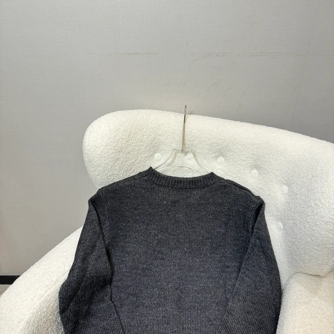 🅿️320 DIOR Dior 2024fw new autumn and winter knitted pullover with "for my read frunds" logo embroidery on the chest "Dior new | luxury texture. Each piece of clothing is made of top craftsmanship and selected fabrics, showing a low-key yet luxurious texture, allowing you to show elegance in any occasion. Luxurious texture, interpreting the style of a modern gentleman" perfectly blends classics and innovation to create high-end fashion exclusive for modern men. Each piece of clothing is made of top-notch craftsmanship and selected fabrics. It presents a low-key yet luxurious texture, allowing you to show elegance in any occasion. Innovative design breaks traditional boundaries and presents a new tailoring silhouette that combines classic and modern elements. It can be easily worn in multiple scenes. Luxurious details and high-grade fabrics bring you the ultimate comfort and taste. Whether it is a business meeting or a city trip, it is a fashion choice you cannot miss. Wear Dior to show your confidence and style, making every appearance exude unique charm.
