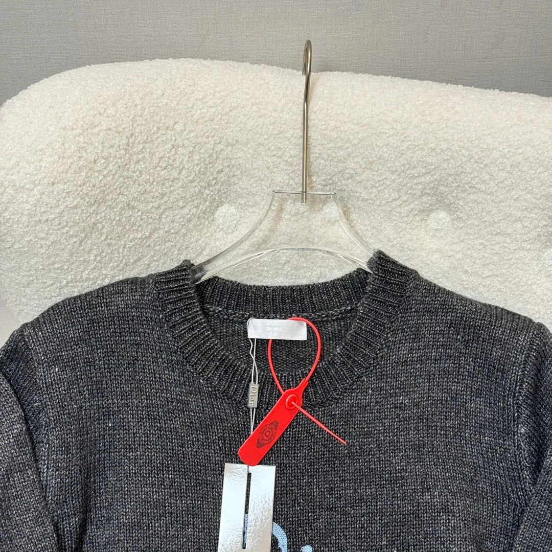 🅿️320 DIOR Dior 2024fw new autumn and winter knitted pullover with "for my read frunds" logo embroidery on the chest "Dior new | luxury texture. Each piece of clothing is made of top craftsmanship and selected fabrics, showing a low-key yet luxurious texture, allowing you to show elegance in any occasion. Luxurious texture, interpreting the style of a modern gentleman" perfectly blends classics and innovation to create high-end fashion exclusive for modern men. Each piece of clothing is made of top-notch craftsmanship and selected fabrics. It presents a low-key yet luxurious texture, allowing you to show elegance in any occasion. Innovative design breaks traditional boundaries and presents a new tailoring silhouette that combines classic and modern elements. It can be easily worn in multiple scenes. Luxurious details and high-grade fabrics bring you the ultimate comfort and taste. Whether it is a business meeting or a city trip, it is a fashion choice you cannot miss. Wear Dior to show your confidence and style, making every appearance exude unique charm.
