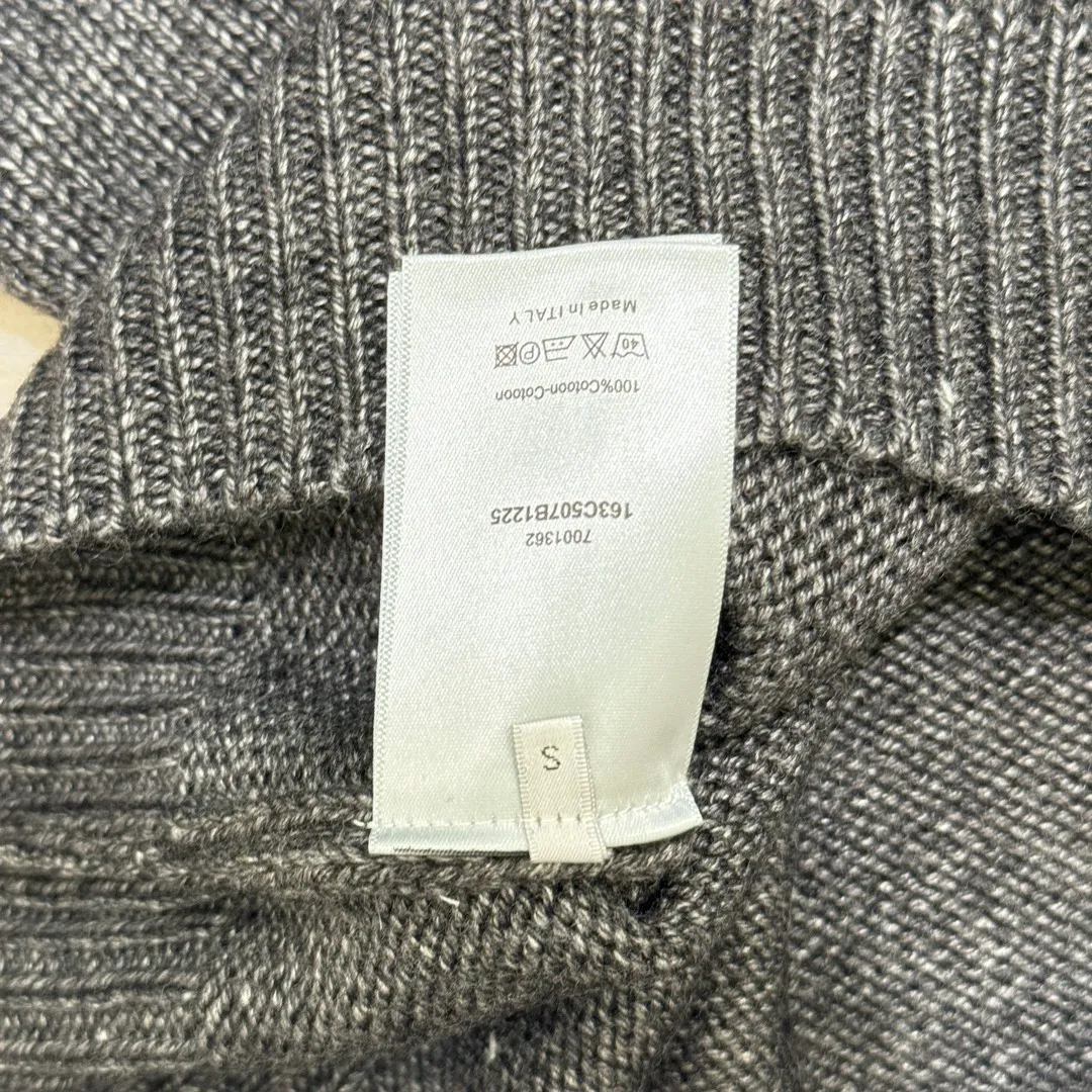 🅿️320 DIOR Dior 2024fw new autumn and winter knitted pullover with "for my read frunds" logo embroidery on the chest "Dior new | luxury texture. Each piece of clothing is made of top craftsmanship and selected fabrics, showing a low-key yet luxurious texture, allowing you to show elegance in any occasion. Luxurious texture, interpreting the style of a modern gentleman" perfectly blends classics and innovation to create high-end fashion exclusive for modern men. Each piece of clothing is made of top-notch craftsmanship and selected fabrics. It presents a low-key yet luxurious texture, allowing you to show elegance in any occasion. Innovative design breaks traditional boundaries and presents a new tailoring silhouette that combines classic and modern elements. It can be easily worn in multiple scenes. Luxurious details and high-grade fabrics bring you the ultimate comfort and taste. Whether it is a business meeting or a city trip, it is a fashion choice you cannot miss. Wear Dior to show your confidence and style, making every appearance exude unique charm.
