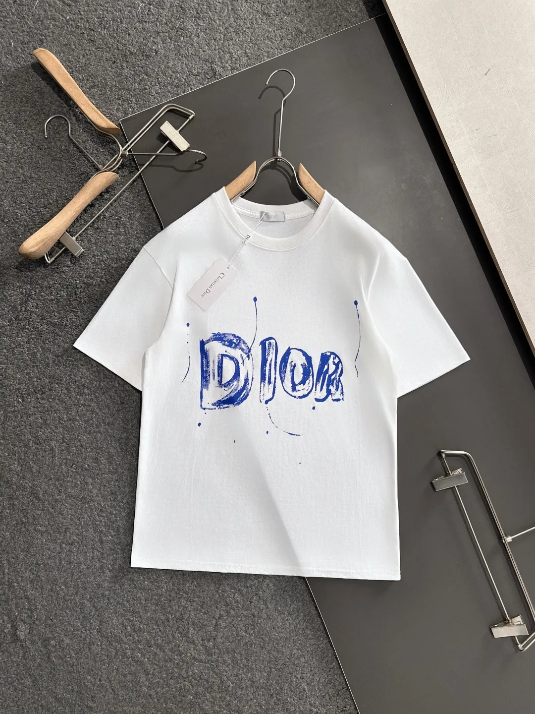 🅿️180 Dior 2025SS latest round neck fashionable short-sleeved T-shirt in spring and summer, synchronized with the official website, pure cotton fabric at the counter! Comfortable against the skin, durable and easy to wear, classic and simple logo design, meticulous original craftsmanship, a must-have item for handsome men, size S-XXL