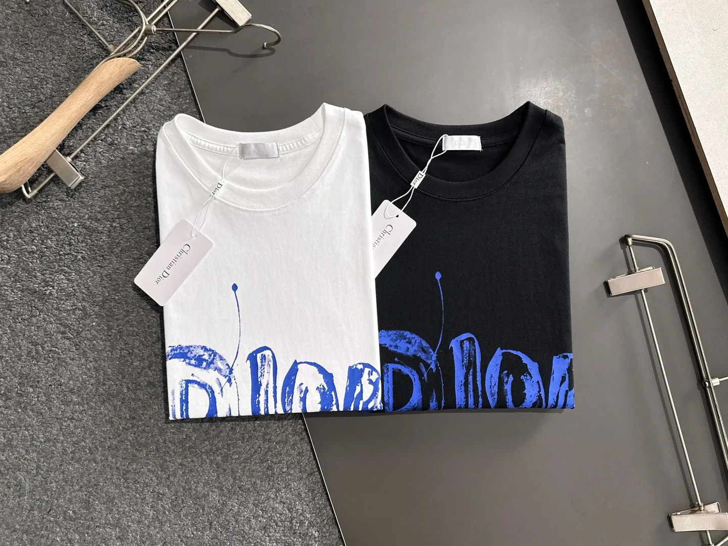 🅿️180 Dior 2025SS latest round neck fashionable short-sleeved T-shirt in spring and summer, synchronized with the official website, pure cotton fabric at the counter! Comfortable against the skin, durable and easy to wear, classic and simple logo design, meticulous original craftsmanship, a must-have item for handsome men, size S-XXL