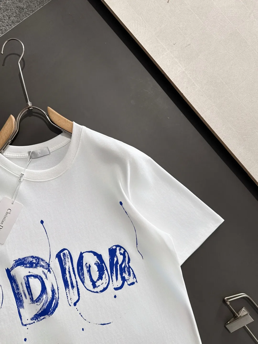 🅿️180 Dior 2025SS latest round neck fashionable short-sleeved T-shirt in spring and summer, synchronized with the official website, pure cotton fabric at the counter! Comfortable against the skin, durable and easy to wear, classic and simple logo design, meticulous original craftsmanship, a must-have item for handsome men, size S-XXL