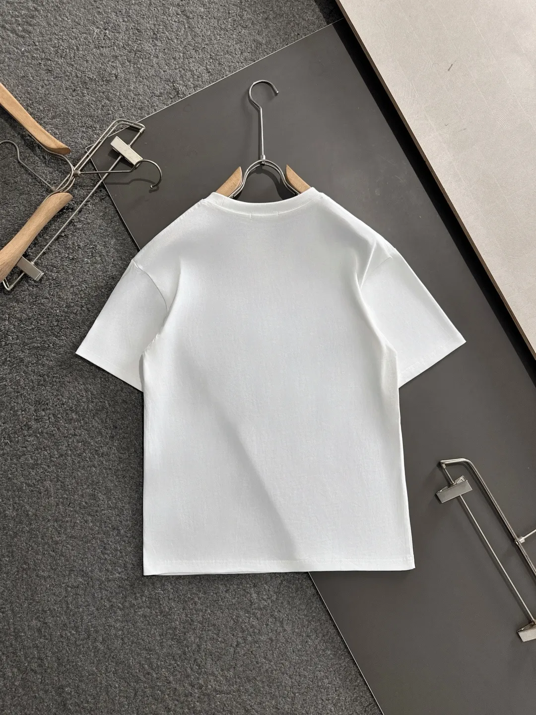 🅿️180 Dior 2025SS latest round neck fashionable short-sleeved T-shirt in spring and summer, synchronized with the official website, pure cotton fabric at the counter! Comfortable against the skin, durable and easy to wear, classic and simple logo design, meticulous original craftsmanship, a must-have item for handsome men, size S-XXL