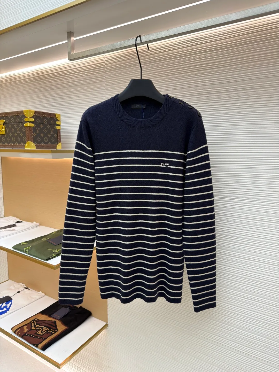 Prada striped embroidered button side sweater ●Original version: Purchased and developed for 15700 ●Item number: 1680935-A90 ●Fabric: mercerized wool blended knitted fabric ●Technology: made with garment wash ●Version: fitted version ●Weight: about 475g ●Size: 48-50-52-54 ●Description: Custom-woven mercerized wool blended knitted fabric, soft, delicate and comfortable to the skin With deep sea blue as the keynote, the depth of dark blue and the purity of pure white contrast with each other, making people immersed in it at a glance. The iconic Prada embroidery hides the logo code between the stripes, low-key and powerful. The unique design of three-button side opening breaks the shackles of symmetry and injects new vitality. Interprets the diversity of fashion with a unique attitude, using imported machine embroidery technology. Use advanced computer control systems and precision mechanical components to realize Prada embroidery operations with high precision. The lines are smooth and delicate, and the seams are three-dimensional seams. It uses specific sewing methods at the seams to make the clothes more three-dimensional and fit the body. The workmanship is cumbersome and complicated, and the washing water of the garments is softened and deodorized. Professional washing equipment and specific detergents are used to deeply clean and deodorize the clothes to improve the feel and appearance of the clothes. The overall wiring is straight and delicate, the fabric is comfortable and soft, and the color is consistent without color difference. It can be matched with the same style to create a fashionable look and control various occasions. Customized accessories, complete with three standards, same style for men and women!