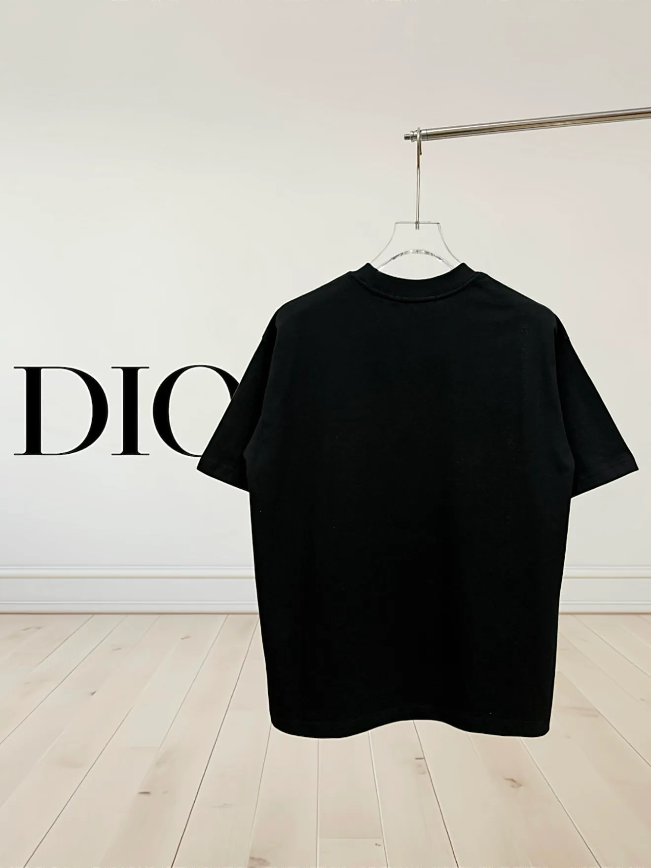 🅿️190 [Higher version] Dior* Dior SS25 new version short-sleeved men and women 👫, on sale simultaneously! Customized 32-count 280g combed fabric, original craft thread, designed with blue letter logo embroidery craft! Simple and elegant, easy to match and versatile, extremely high-grade, perfectly integrated into fashion and style, it is a top-notch fashionable style that is perfect for outer wear! The whole thing gives people a natural feeling! The ultimate classic versatile short-sleeved T-shirt, the ultimate in heavy work and perfection! Fans who pursue high quality should rush to buy it by themselves, and we sincerely invite all fans who know the goods to appreciate this model together! All three standards are complete! Color: white/black Size: S to xL