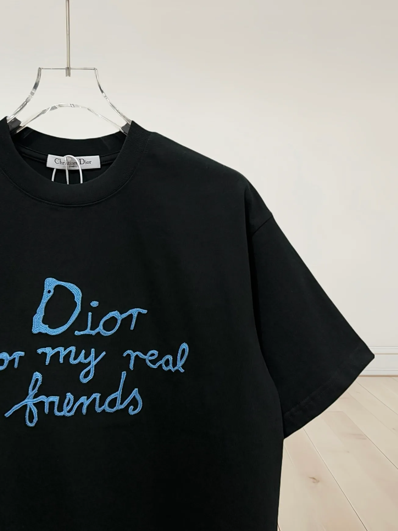 🅿️190 [Higher version] Dior* Dior SS25 new version short-sleeved men and women 👫, on sale simultaneously! Customized 32-count 280g combed fabric, original craft thread, designed with blue letter logo embroidery craft! Simple and elegant, easy to match and versatile, extremely high-grade, perfectly integrated into fashion and style, it is a top-notch fashionable style that is perfect for outer wear! The whole thing gives people a natural feeling! The ultimate classic versatile short-sleeved T-shirt, the ultimate in heavy work and perfection! Fans who pursue high quality should rush to buy it by themselves, and we sincerely invite all fans who know the goods to appreciate this model together! All three standards are complete! Color: white/black Size: S to xL