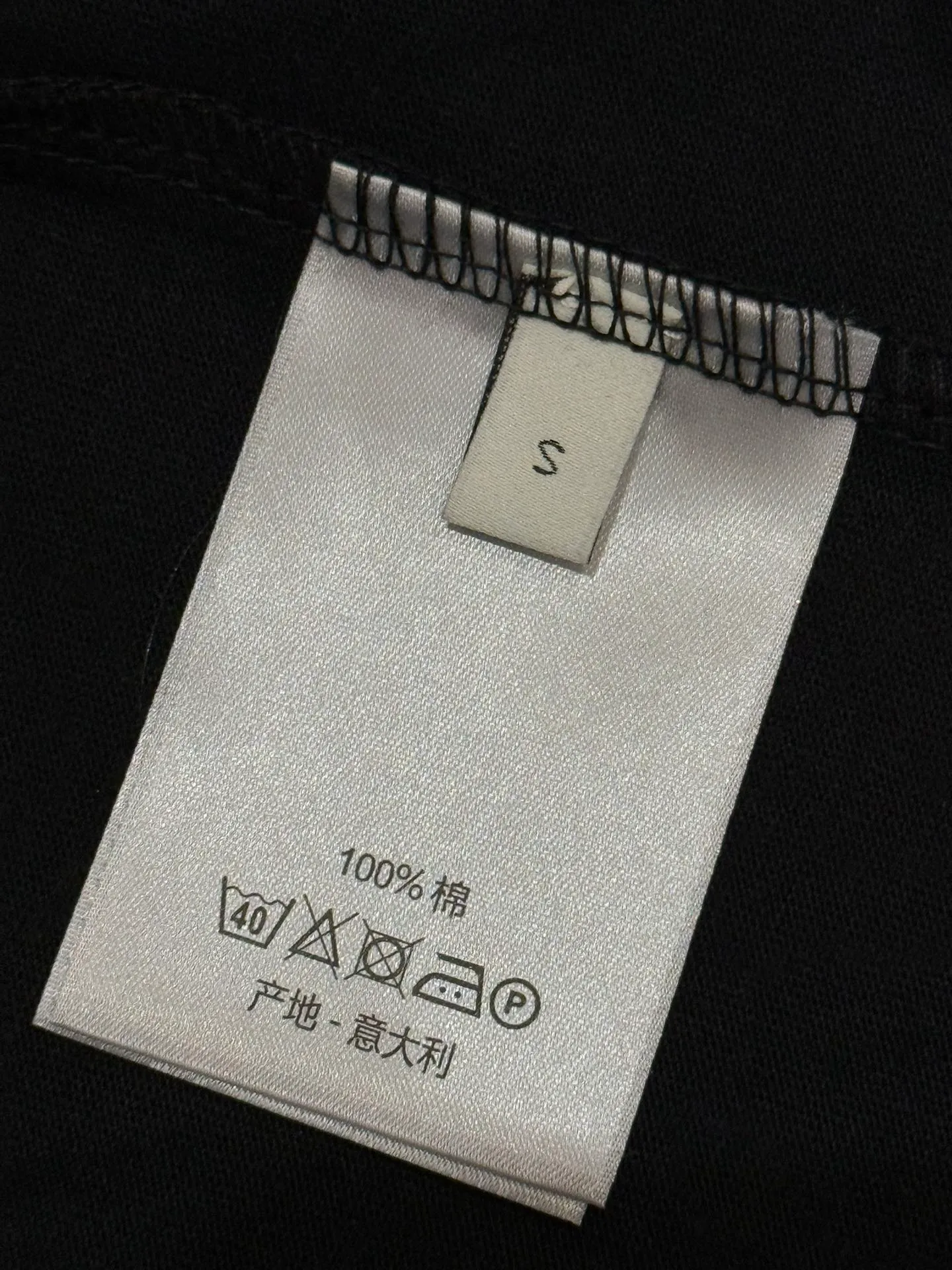 🅿️190 [Higher version] Dior* Dior SS25 new version short-sleeved men and women 👫, on sale simultaneously! Customized 32-count 280g combed fabric, original craft thread, designed with blue letter logo embroidery craft! Simple and elegant, easy to match and versatile, extremely high-grade, perfectly integrated into fashion and style, it is a top-notch fashionable style that is perfect for outer wear! The whole thing gives people a natural feeling! The ultimate classic versatile short-sleeved T-shirt, the ultimate in heavy work and perfection! Fans who pursue high quality should rush to buy it by themselves, and we sincerely invite all fans who know the goods to appreciate this model together! All three standards are complete! Color: white/black Size: S to xL