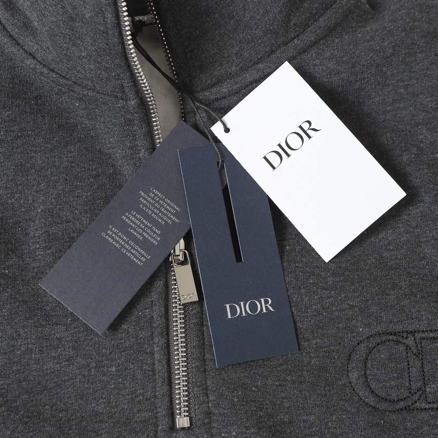 🅿️400 DIOR/Dior 25ss new half-zip sweatshirt, dark gray cotton fleece fabric, CD Icon embroidery, this CD Icon half-zip sweatshirt injects modern style into classic items. Crafted from dark gray cotton fleece in an oversized fit, it features a debossed CD icon embroidered on the chest. Zip collar to pair with this season's jeans for a distinctly modern look Size: S.M.L.XL