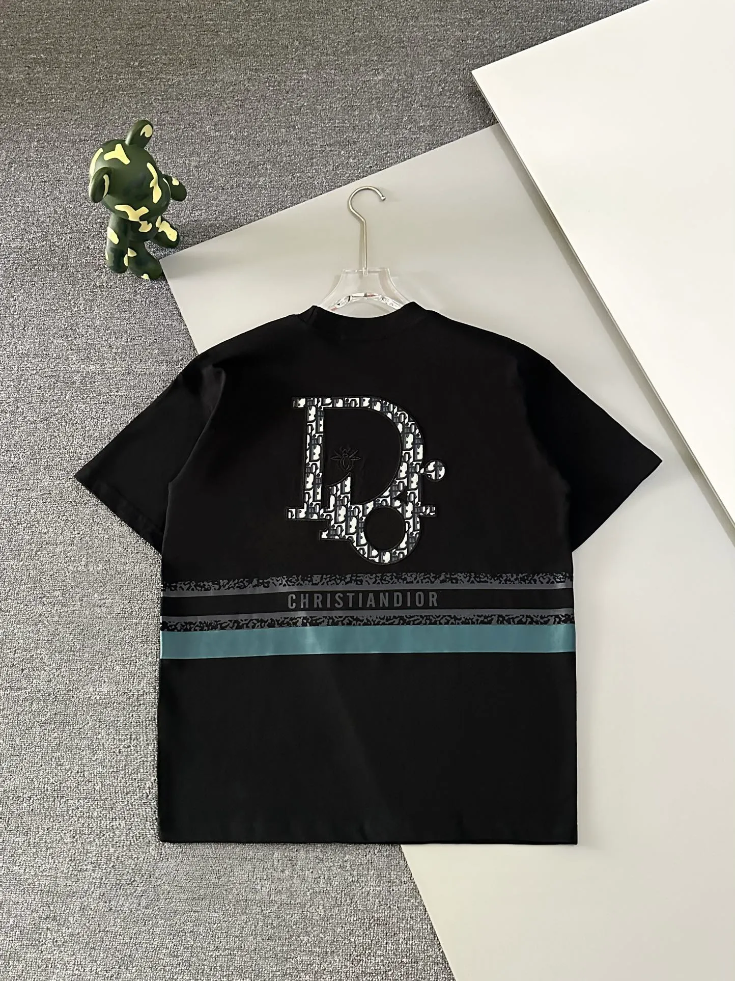 🅿️190 top replica ⭐Dior🔥dior new heavy industry pure cotton basic version patch three-dimensional embossed short-sleeved half-sleeved T-shirt The Dior brand letters on the front chest, the oversized logo on the back, and the contrasting horizontal stripe pattern are all made of highly demanding patches and permanent three-dimensional embossing. They are seamlessly inlaid and integrated into one body. The level of replica craftsmanship is extremely high. It is made of 280-gram heavy-washed pure cotton fabric, which does not shrink or deform. The feel and texture are all of the highest quality, which is different from the inferior scrawled versions on the market. The tailoring is impeccable and the three standards are complete. Same style for men and women. Size: S-xL Color: black white