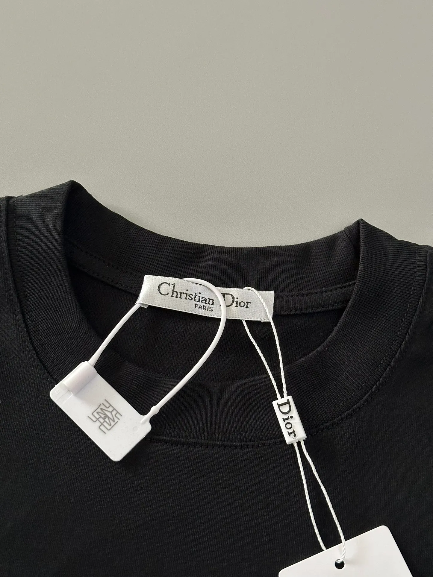 🅿️190 top replica ⭐Dior🔥dior new heavy industry pure cotton basic version patch three-dimensional embossed short-sleeved half-sleeved T-shirt The Dior brand letters on the front chest, the oversized logo on the back, and the contrasting horizontal stripe pattern are all made of highly demanding patches and permanent three-dimensional embossing. They are seamlessly inlaid and integrated into one body. The level of replica craftsmanship is extremely high. It is made of 280-gram heavy-washed pure cotton fabric, which does not shrink or deform. The feel and texture are all of the highest quality, which is different from the inferior scrawled versions on the market. The tailoring is impeccable and the three standards are complete. Same style for men and women. Size: S-xL Color: black white