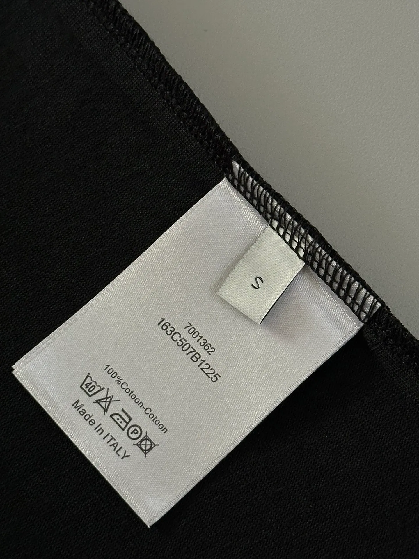 🅿️190 top replica ⭐Dior🔥dior new heavy industry pure cotton basic version patch three-dimensional embossed short-sleeved half-sleeved T-shirt The Dior brand letters on the front chest, the oversized logo on the back, and the contrasting horizontal stripe pattern are all made of highly demanding patches and permanent three-dimensional embossing. They are seamlessly inlaid and integrated into one body. The level of replica craftsmanship is extremely high. It is made of 280-gram heavy-washed pure cotton fabric, which does not shrink or deform. The feel and texture are all of the highest quality, which is different from the inferior scrawled versions on the market. The tailoring is impeccable and the three standards are complete. Same style for men and women. Size: S-xL Color: black white