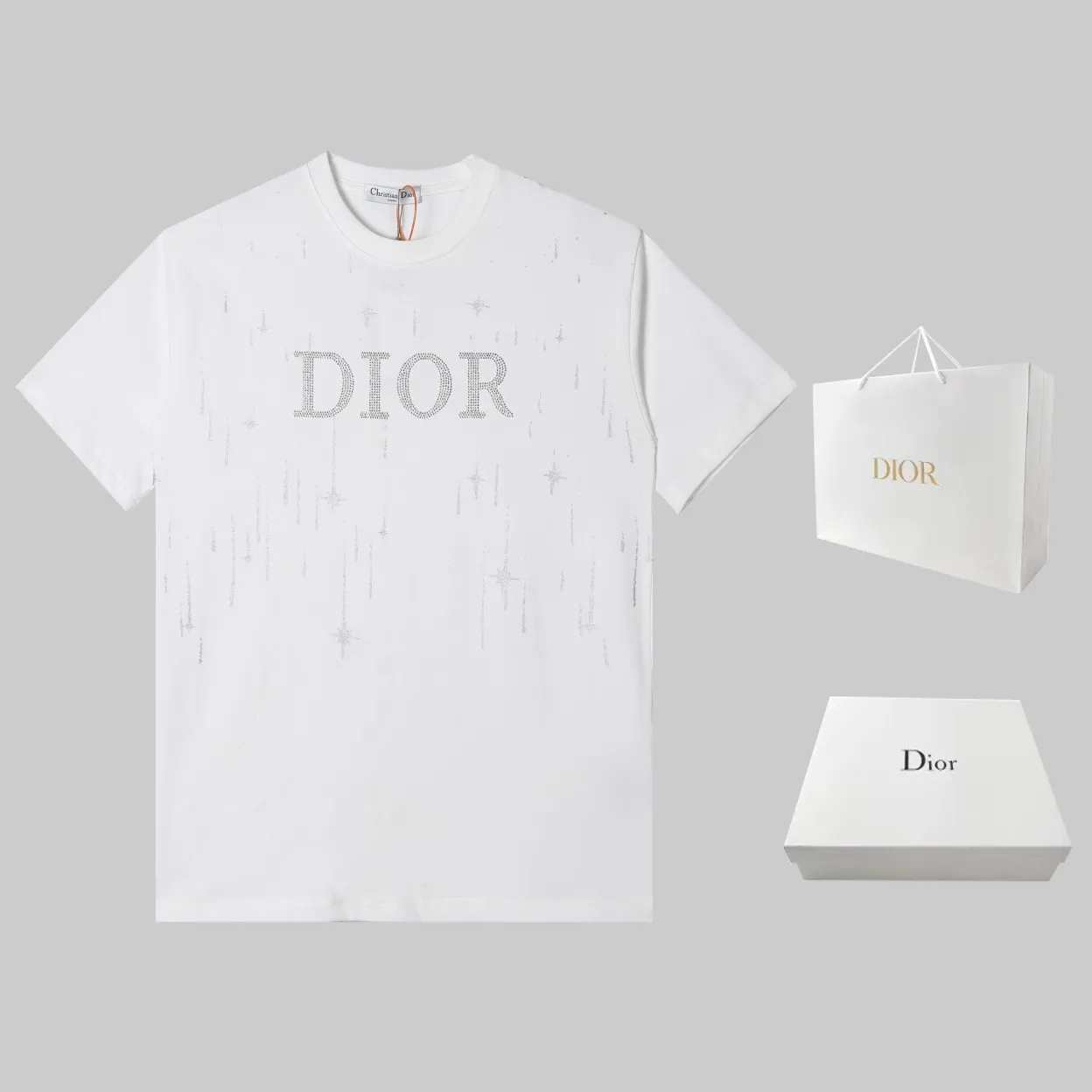 🅿️180 Dior DIOR new all-over sequin printed short-sleeves, high quality🔥Heavyweight double yarn 280g 32 counts smooth pure cotton wash hand feel, high-end all-over sequins on the front. The logo is made of imported press diamonds, and the ribs are specially customized. The fabric is comfortable and soft, restoring the trend brought by special craftsmanship, custom-made and dyed, complete with three labels. Non-market ordinary version. Feel free to compare. Quality is absolutely guaranteed. Same style for men and women. Color: Black White Size: S M L XL 【Model No. D402】