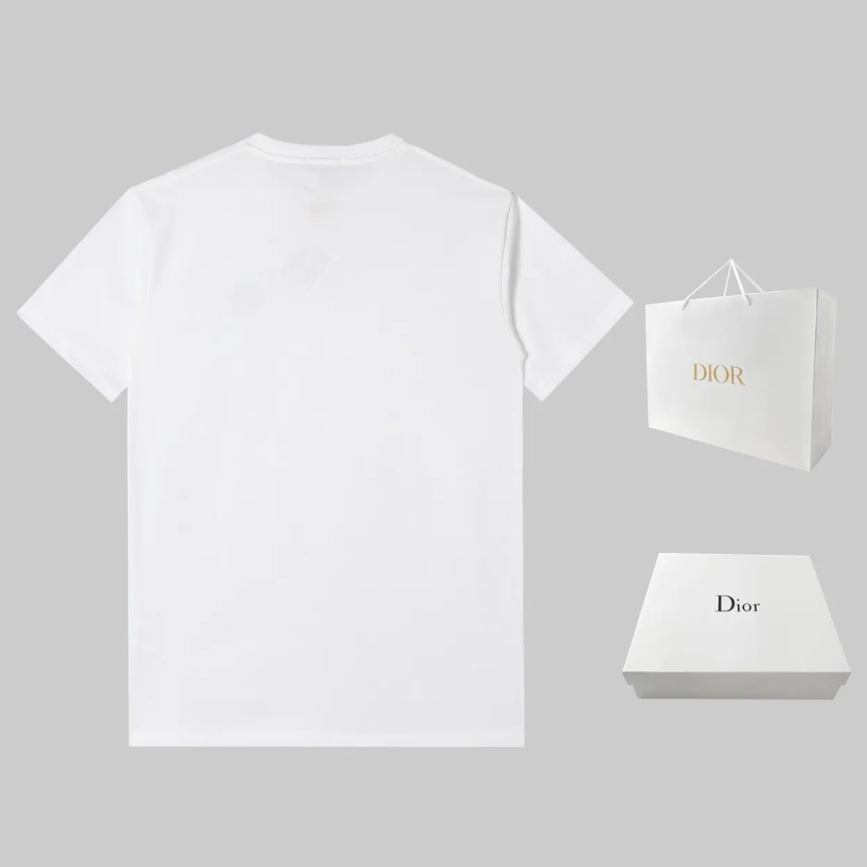🅿️180 Dior DIOR new all-over sequin printed short-sleeves, high quality🔥Heavyweight double yarn 280g 32 counts smooth pure cotton wash hand feel, high-end all-over sequins on the front. The logo is made of imported press diamonds, and the ribs are specially customized. The fabric is comfortable and soft, restoring the trend brought by special craftsmanship, custom-made and dyed, complete with three labels. Non-market ordinary version. Feel free to compare. Quality is absolutely guaranteed. Same style for men and women. Color: Black White Size: S M L XL 【Model No. D402】