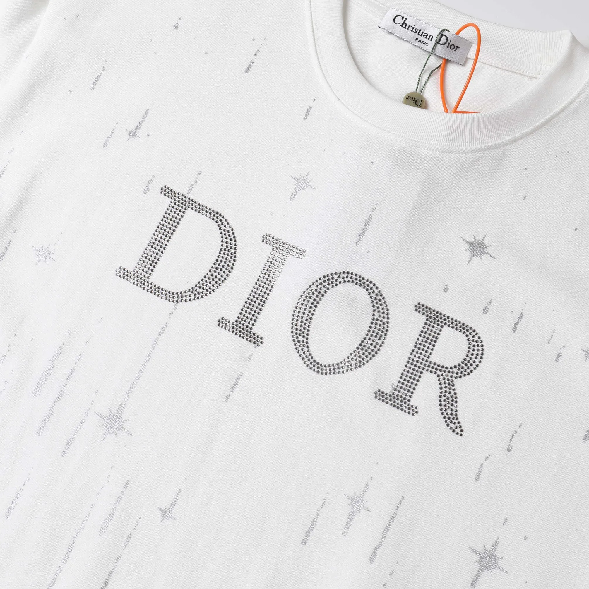 🅿️180 Dior DIOR new all-over sequin printed short-sleeves, high quality🔥Heavyweight double yarn 280g 32 counts smooth pure cotton wash hand feel, high-end all-over sequins on the front. The logo is made of imported press diamonds, and the ribs are specially customized. The fabric is comfortable and soft, restoring the trend brought by special craftsmanship, custom-made and dyed, complete with three labels. Non-market ordinary version. Feel free to compare. Quality is absolutely guaranteed. Same style for men and women. Color: Black White Size: S M L XL 【Model No. D402】
