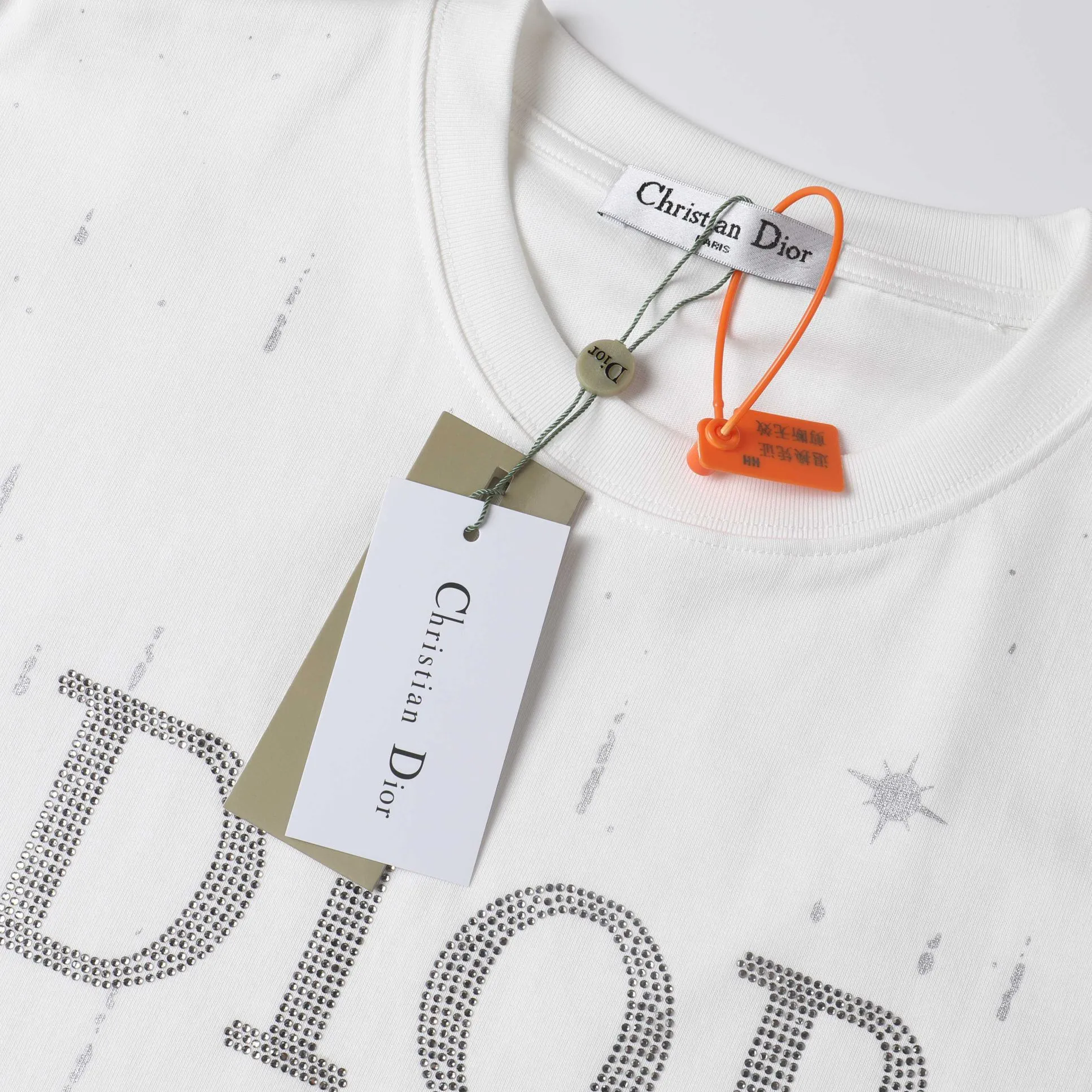 🅿️180 Dior DIOR new all-over sequin printed short-sleeves, high quality🔥Heavyweight double yarn 280g 32 counts smooth pure cotton wash hand feel, high-end all-over sequins on the front. The logo is made of imported press diamonds, and the ribs are specially customized. The fabric is comfortable and soft, restoring the trend brought by special craftsmanship, custom-made and dyed, complete with three labels. Non-market ordinary version. Feel free to compare. Quality is absolutely guaranteed. Same style for men and women. Color: Black White Size: S M L XL 【Model No. D402】