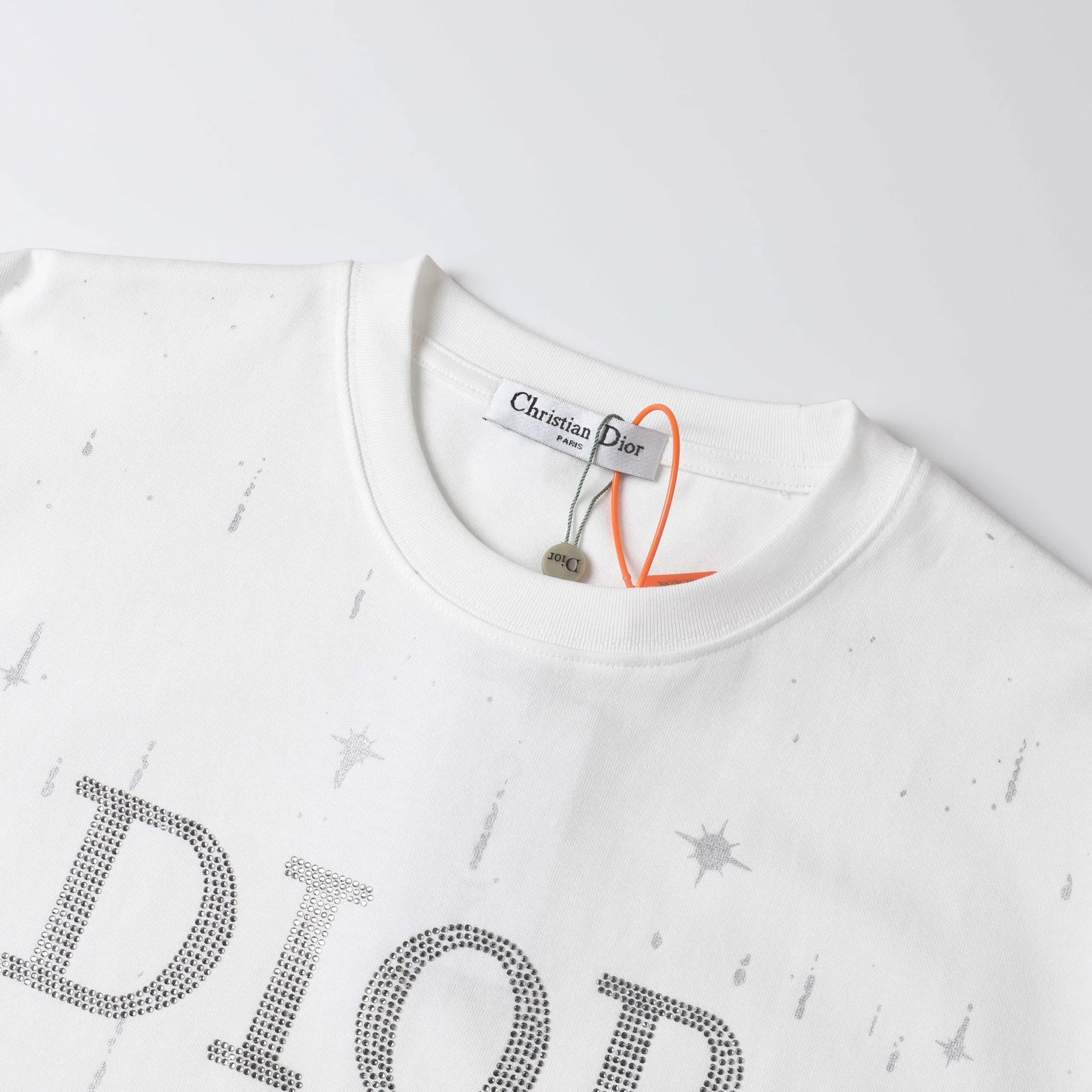 🅿️180 Dior DIOR new all-over sequin printed short-sleeves, high quality🔥Heavyweight double yarn 280g 32 counts smooth pure cotton wash hand feel, high-end all-over sequins on the front. The logo is made of imported press diamonds, and the ribs are specially customized. The fabric is comfortable and soft, restoring the trend brought by special craftsmanship, custom-made and dyed, complete with three labels. Non-market ordinary version. Feel free to compare. Quality is absolutely guaranteed. Same style for men and women. Color: Black White Size: S M L XL 【Model No. D402】