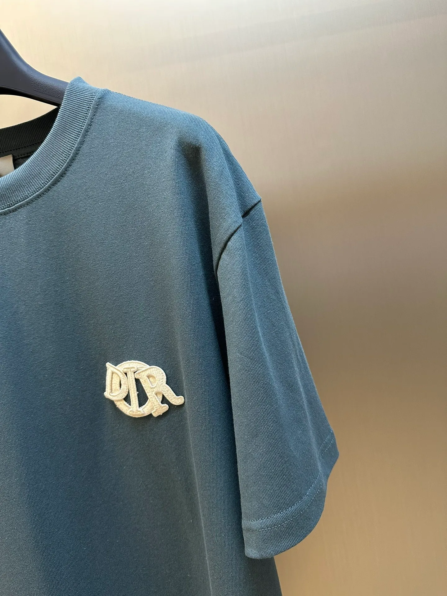 🅿️260 Dior patch letter short sleeves are made of pure cotton 12S fine cotton plain weave, weight 230g. The front is decorated with contrasting logo patches and small embroidered stamps, forming a decorative and iconic embroidery product. The logo is made of imported custom-made embroidery thread, which is dyed with lustrous mercerized embroidery thread, giving it a uniform and glossy finish. The exquisite embroidery machine combines complex embroidery needlework and fine detail processing to create a three-dimensional micro-relief embroidery effect; it is also highly durable and wear-resistant.  The standard round neck and short-sleeved version has a rounded arc neckline, which is suitable for various face shapes and body shapes; the sleeve length is moderate and ends just above the elbow, showing a smart and neat image. The slim fit can show off the wearer's body curves without sacrificing comfort. The collar, cuffs, hem and other parts are all sewn with fine double-needle stitching.  size：xs s m l