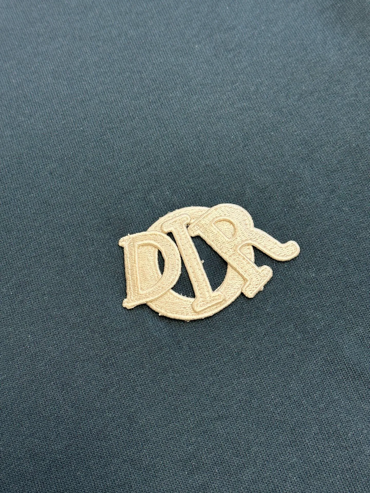 🅿️260 Dior patch letter short sleeves are made of pure cotton 12S fine cotton plain weave, weight 230g. The front is decorated with contrasting logo patches and small embroidered stamps, forming a decorative and iconic embroidery product. The logo is made of imported custom-made embroidery thread, which is dyed with lustrous mercerized embroidery thread, giving it a uniform and glossy finish. The exquisite embroidery machine combines complex embroidery needlework and fine detail processing to create a three-dimensional micro-relief embroidery effect; it is also highly durable and wear-resistant.  The standard round neck and short-sleeved version has a rounded arc neckline, which is suitable for various face shapes and body shapes; the sleeve length is moderate and ends just above the elbow, showing a smart and neat image. The slim fit can show off the wearer's body curves without sacrificing comfort. The collar, cuffs, hem and other parts are all sewn with fine double-needle stitching.  size：xs s m l