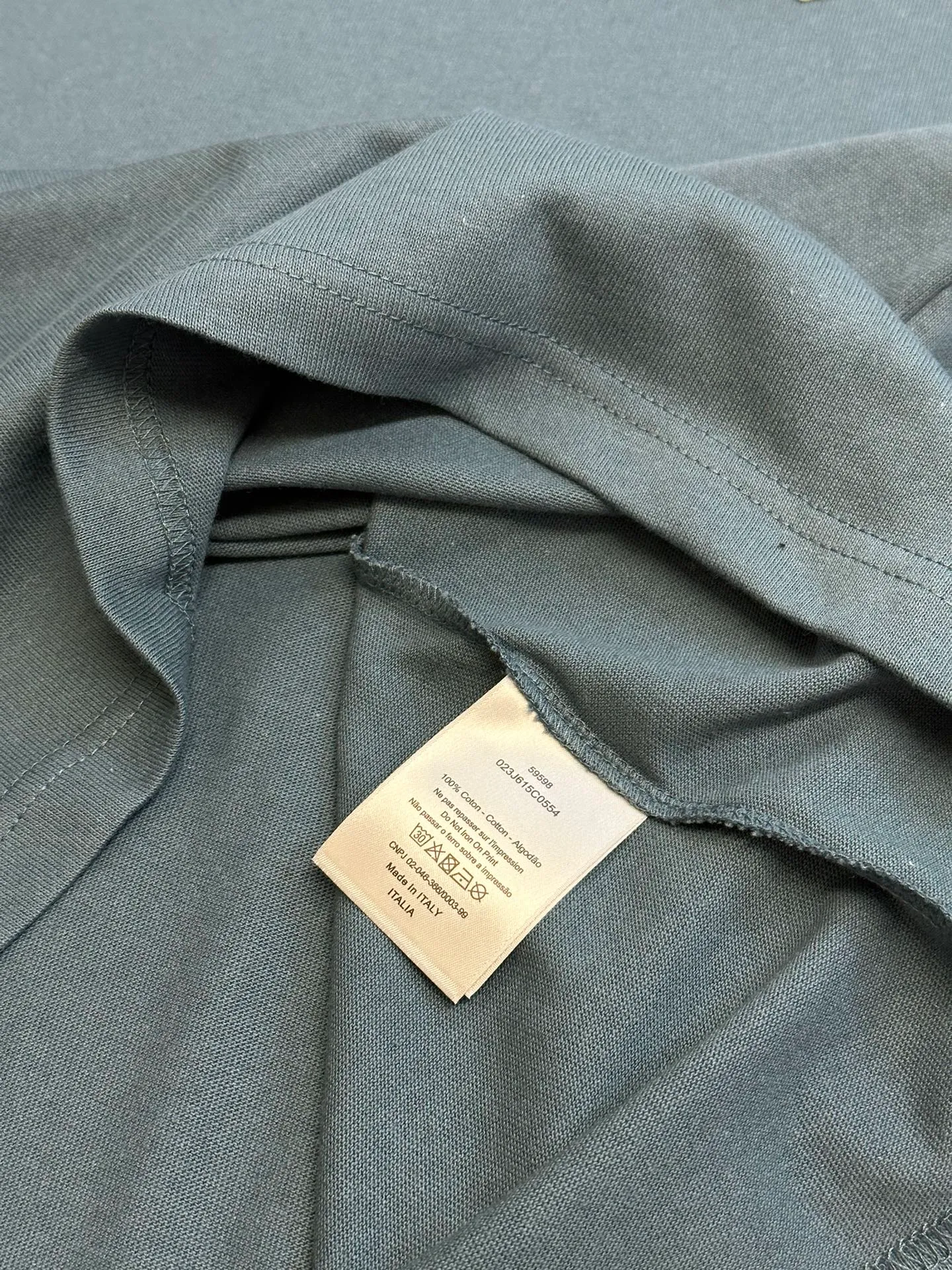 🅿️260 Dior patch letter short sleeves are made of pure cotton 12S fine cotton plain weave, weight 230g. The front is decorated with contrasting logo patches and small embroidered stamps, forming a decorative and iconic embroidery product. The logo is made of imported custom-made embroidery thread, which is dyed with lustrous mercerized embroidery thread, giving it a uniform and glossy finish. The exquisite embroidery machine combines complex embroidery needlework and fine detail processing to create a three-dimensional micro-relief embroidery effect; it is also highly durable and wear-resistant.  The standard round neck and short-sleeved version has a rounded arc neckline, which is suitable for various face shapes and body shapes; the sleeve length is moderate and ends just above the elbow, showing a smart and neat image. The slim fit can show off the wearer's body curves without sacrificing comfort. The collar, cuffs, hem and other parts are all sewn with fine double-needle stitching.  size：xs s m l