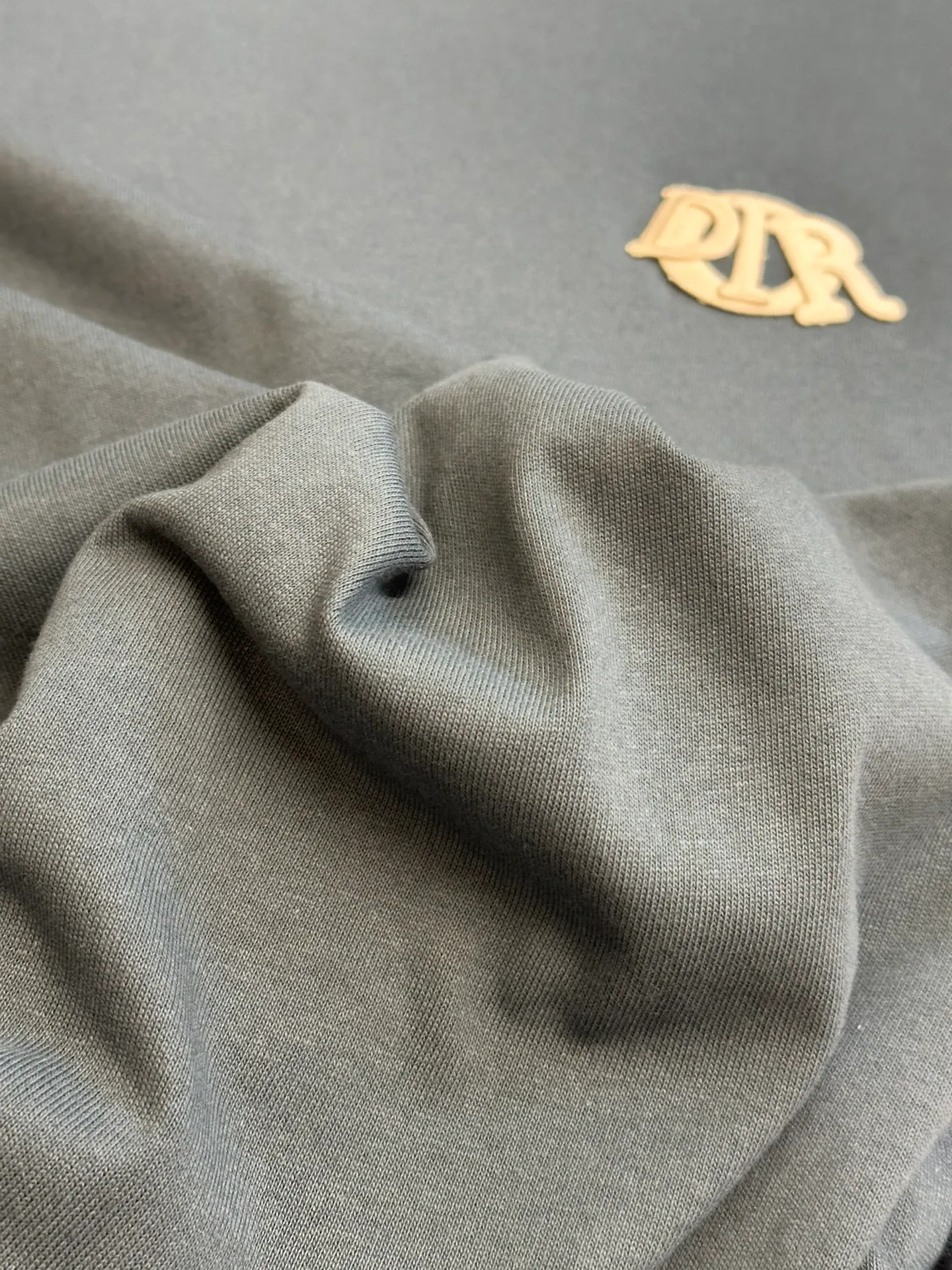 🅿️260 Dior patch letter short sleeves are made of pure cotton 12S fine cotton plain weave, weight 230g. The front is decorated with contrasting logo patches and small embroidered stamps, forming a decorative and iconic embroidery product. The logo is made of imported custom-made embroidery thread, which is dyed with lustrous mercerized embroidery thread, giving it a uniform and glossy finish. The exquisite embroidery machine combines complex embroidery needlework and fine detail processing to create a three-dimensional micro-relief embroidery effect; it is also highly durable and wear-resistant.  The standard round neck and short-sleeved version has a rounded arc neckline, which is suitable for various face shapes and body shapes; the sleeve length is moderate and ends just above the elbow, showing a smart and neat image. The slim fit can show off the wearer's body curves without sacrificing comfort. The collar, cuffs, hem and other parts are all sewn with fine double-needle stitching.  size：xs s m l
