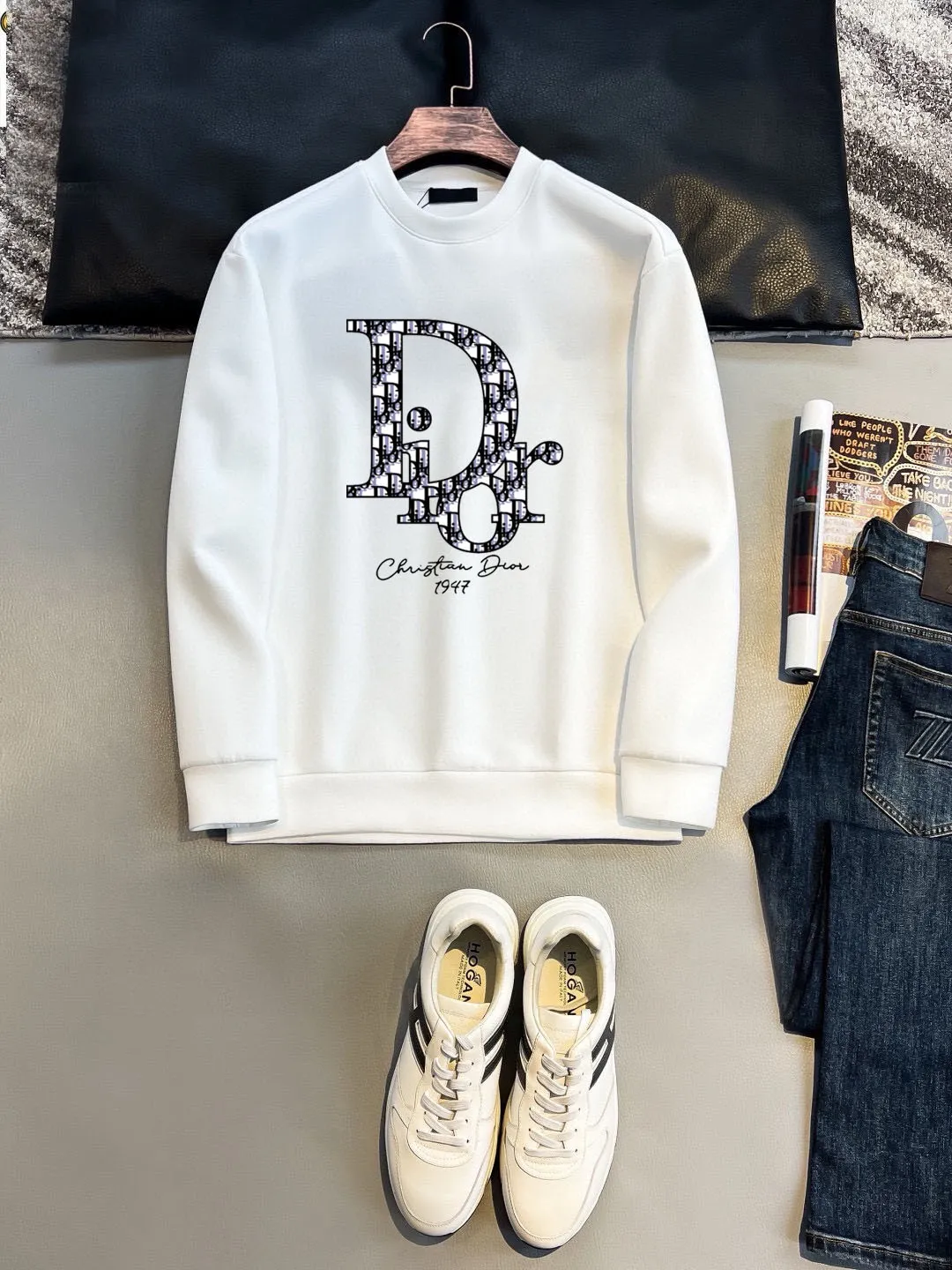 🅿️220 brand [DIOR Dior] (good news for fat people) 2025ss autumn latest long-sleeved round-neck sweatshirt, on sale simultaneously on the official website. Refreshing and breathable. Made of top Tencel Roman. Comfortable and soft. 3D three-dimensional clarity. Super fashion sense. Great for gifting and keeping for yourself. Size: M-5XL (can wear up to 220 pounds)