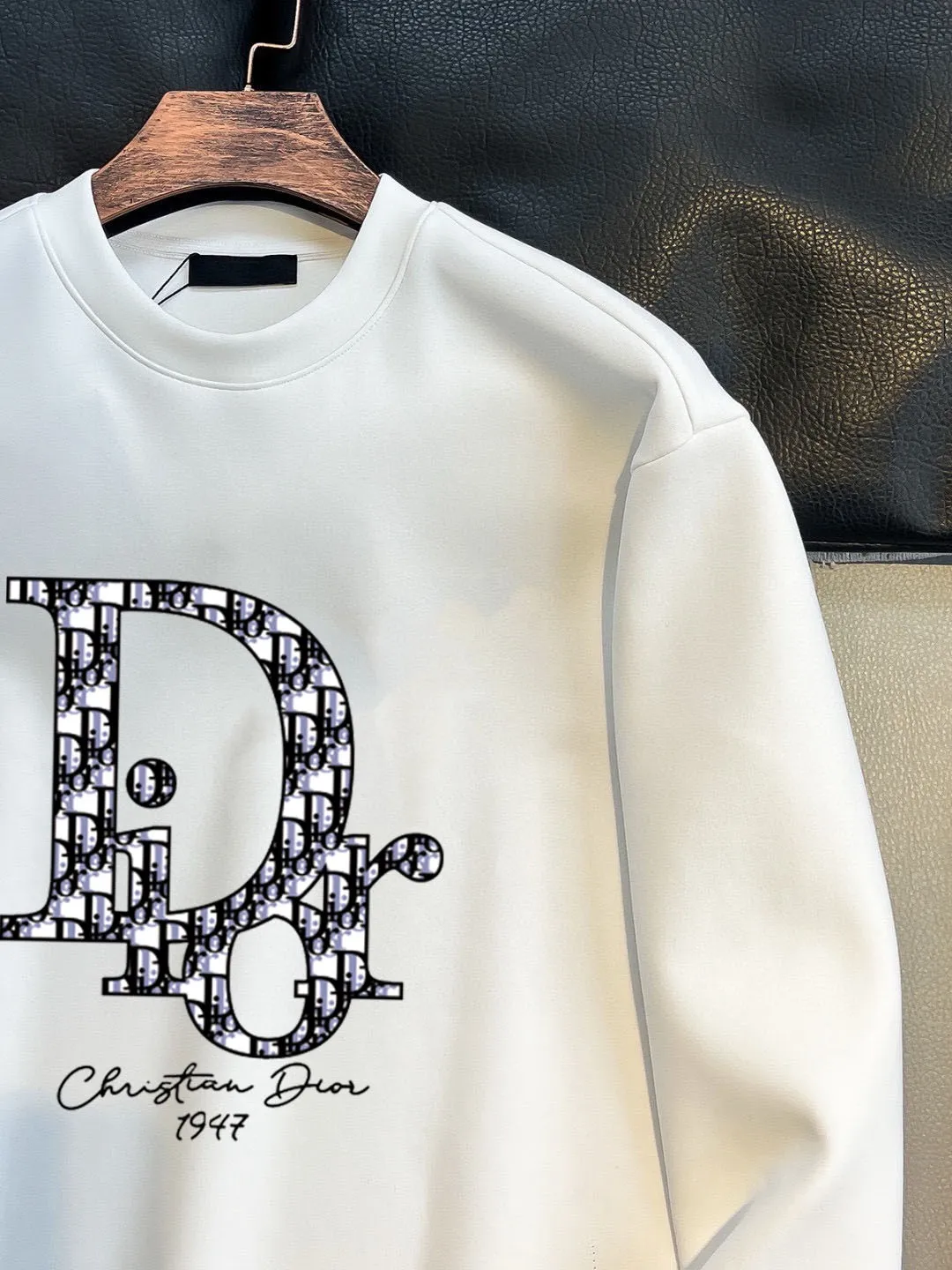 🅿️220 brand [DIOR Dior] (good news for fat people) 2025ss autumn latest long-sleeved round-neck sweatshirt, on sale simultaneously on the official website. Refreshing and breathable. Made of top Tencel Roman. Comfortable and soft. 3D three-dimensional clarity. Super fashion sense. Great for gifting and keeping for yourself. Size: M-5XL (can wear up to 220 pounds)