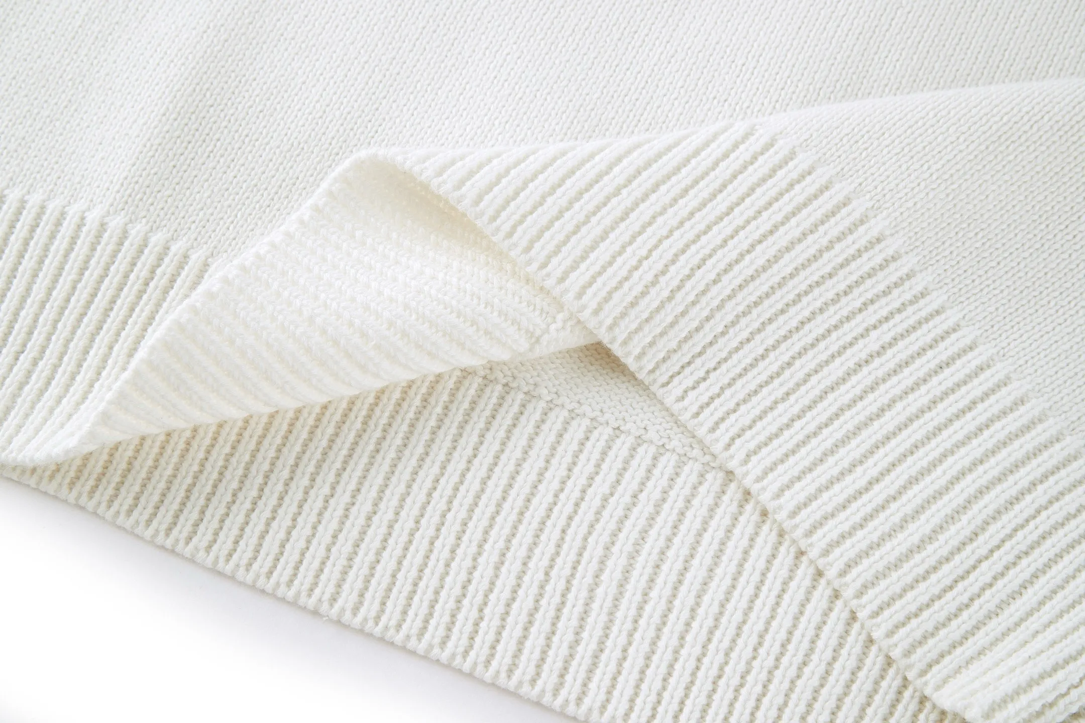 🅿️430 (1:1 original order quality) Dior's new embroidered knitted pullover round neck sweater. Fabric: Made of 16-count single yarn fabric. This fabric is woven from blended cotton yarn. When paired with a 7-needle machine, the garment effect will be more three-dimensional.  Craftsmanship: The embroidery uses 3D three-dimensional cotton thread embroidery. The embroidery craft density is high and the number of stitches is high enough not to catch hair, and the upper body effect is more high-end.  This sweater displays the Dior For My Real Friends logo from the DIOR AND HYLTON NEL collaboration. Crafted from blue cotton-blend jersey, it has a regular fit with ribbed details and embroidery on the chest for added style. Pair it with a variety of casual looks this season. DIOR AND HYLTON NEL collaboration Dior For My Real Friends logo embroidered on the chest Ribbed crew neck, hem and cuffs Men's and women's Color: Blue/White Size: S M L
