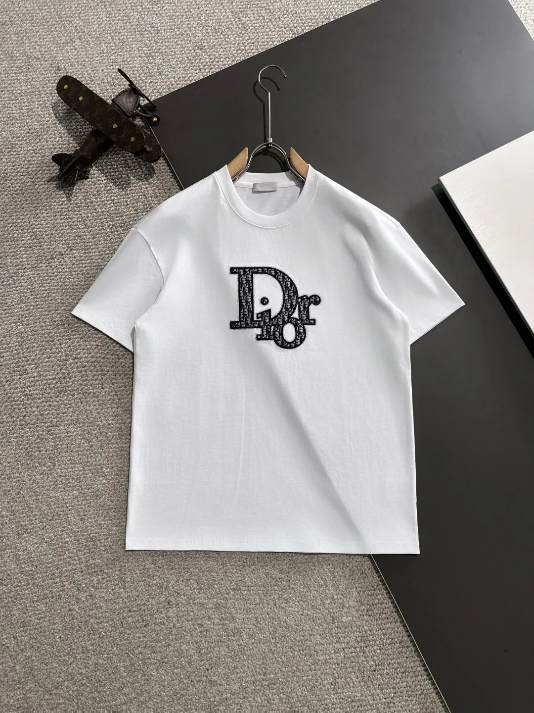 🅿️270 shipped next day P Dior 2025 spring and summer new style (top quality, differentiated currency) launches 260g double yarn pure cotton short-sleeved fabric, early spring catwalk style, personalized and exclusive style, same style for men and women, using imported custom dyed fabric, chain bottom back collar, fully shoulder-covering, no deformation or shrinkage when exposed to water, SIZE: M to 4XL