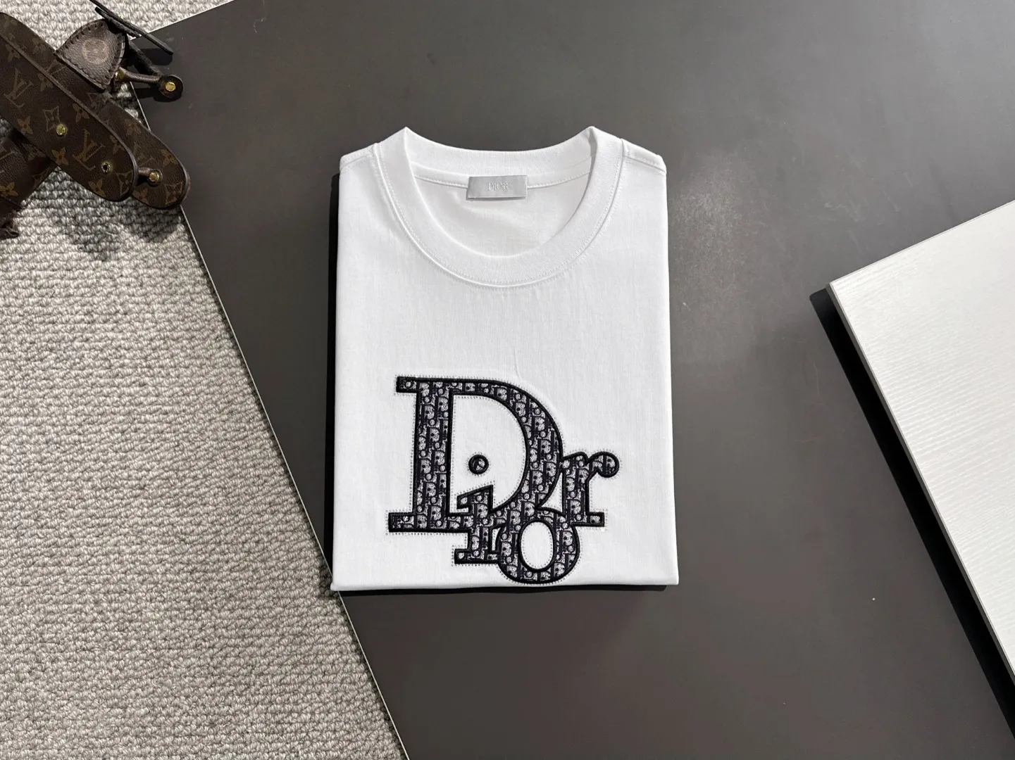 🅿️270 shipped next day P Dior 2025 spring and summer new style (top quality, differentiated currency) launches 260g double yarn pure cotton short-sleeved fabric, early spring catwalk style, personalized and exclusive style, same style for men and women, using imported custom dyed fabric, chain bottom back collar, fully shoulder-covering, no deformation or shrinkage when exposed to water, SIZE: M to 4XL