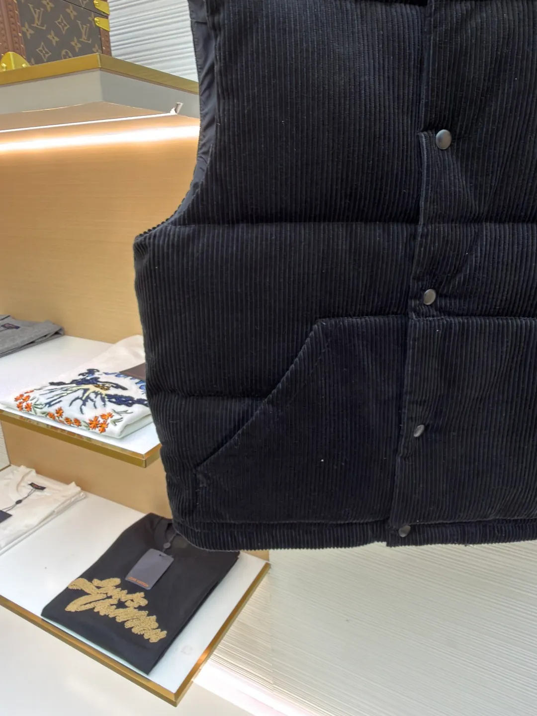 Prada corduroy down vest ●Original version: purchased and developed for 9999 ●Item number: 1681147-C55 ●Fabric: white duck down fabric ●Technology: mechanical down filling ●Version: fitted version ●Weight: about 835 grams ●Size: S-M-L-XL ●Description: The corduroy fabric is made of cotton fiber. It has obvious vertical stripes on the surface. It is soft to the touch and full of three-dimensional feeling. It is also warm and durable, has strong color expression, and has a retro and fashionable temperament. It is filled fully and evenly with 90 white duck down and weighs 170g. Corduroy is a pain point in production. The fabric light difference, smoothness difference and loss are very large. The fabric is custom-woven and dyed without worrying about color difference. After the fabric density is in place, there is no doubt about the drape. From the texture and hand feel, the alloy version is made. The overall wiring is straight and delicate, the fabric is comfortable and soft, and the color is consistent without color difference. It can be matched with the same style to create a fashionable look and control various occasions. Customized accessories, complete with three standards, same style for men and women!