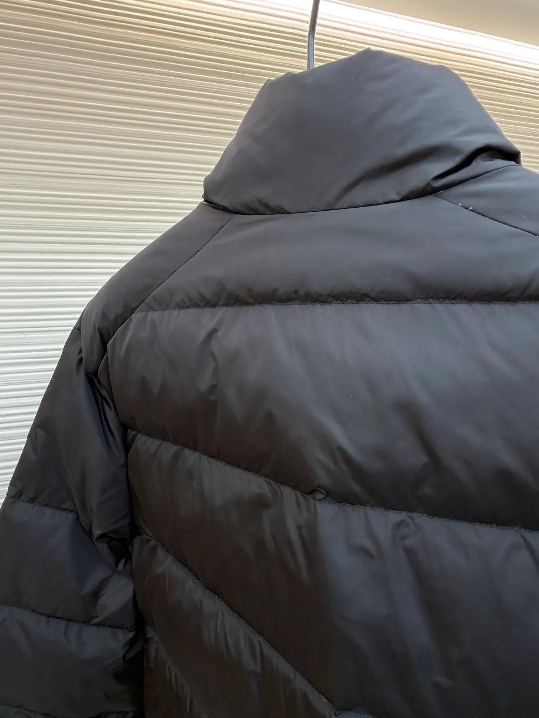Prada triangle pocket down jacket ●Original version: Purchased and developed in 19800 ●Item number: 1681902-D20 ●Fabric: white duck down fabric ●Technology: mechanical down filling ●Color: black ●Version: fitted version ●Weight: about 675 grams ●Size: 46-48-50-52 ●Description: Customized ultra-dense round hole woven fabric (with anti-repellent treatment) showing a matte micro-texture Use the new national standard 90 white duck down (welcome to test), full of down, full of warmth, you are in a warm cloud, surrounded by soft warmth, the classic black tone exudes an innate sense of luxury, the iconic enameled metal triangle logo is embellished on the chest, low-key and powerful, the stand-up collar is crisp and stylish, accurately fits the neck curve, and uses architectural lines to reconstruct the warmth and neatness of the bloated down jacket. Enjoy warmth and comfort. Become the most considerate companion for mechanical down filling in winter. Prioritize the filling area by making the liner pattern to determine the gram weight of down per square meter according to the original three-dimensional effect, thereby calculating the filling amount of each piece. The computer down filling machine uses a digital weighing unit to achieve stable measurement, and uses imported special machine infrared to locate the "Prada triangle mark" for more accurate positioning. The firm and strong template machine opens the zipper bag. The lines are smooth and tidy. The wiring is even and the template machine lines the lines. The line process of the computer template machine shows extremely high neatness and smoothness. The craftsman accurately controls the size during the operation to ensure that each line meets the design requirements. The lines of the entire template are smooth and uniform, clean and beautiful. The overall wiring is straight and delicate, the fabric is comfortable and soft, and the color is consistent without color difference. It can be matched with the same style to create a fashionable look and control various occasions. Customized accessories, complete with three standards, same style for men and women!