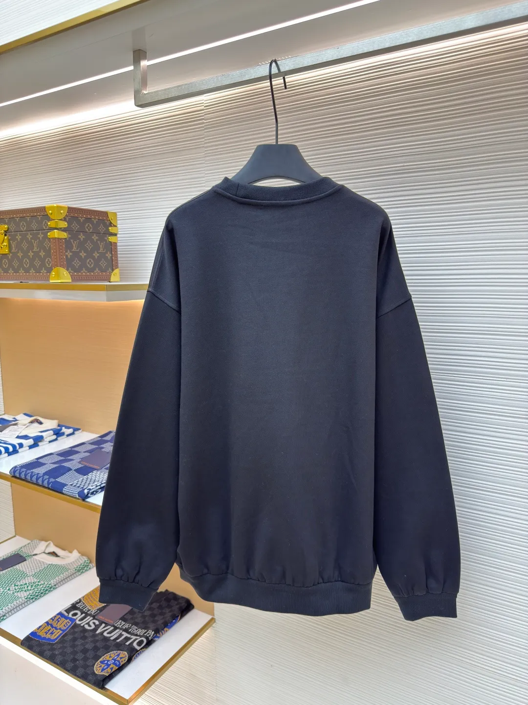 Prada Milano patchwork sweatshirt ●Authentic product: Purchased and developed for 2999 ●Item number: 1680299-A80 ●Fabric: double-woven protein acrylic cotton fabric ●Technology: splicing ●Version: fitted version ●Weight: about 660 grams ●Size: S-M-L-XL ●Description: Customized double-woven protein acrylic cotton and jacquard digital nylon fantasy material with excellent texture and comfortable skin fit The classic black tone exudes an innate sense of high-end. The iconic Prada Milano pops out on the chest. The outline of the letters is looming. It complements the unique design of the triangle area on the neckline to add brand recognition. It exudes an unparalleled noble atmosphere and is a symbol of Milan fashion. It deconstructs the attitude of modern gentlemen and the fabric jacquard process. By weaving Prada Miland textile technology on the fabric surface, it controls the interweaving of warp and weft lines and precisely controls the interlacing density and tension of the yarn to make it more three-dimensional. Needle and shuttle splicing technology can make full use of the respective advantages of knitted fabrics and woven fabrics. By choosing the appropriate sewing process and stitches, it can ensure that the splicing parts are strong and beautiful. The fabrics have been washed, have a better hand feel, are not easy to deform, are not easy to shrink, are not easy to fade, and maintain long-term beauty. The overall wiring is straight and delicate, the fabric is comfortable and soft, and the color is consistent without color difference. It can be matched with the same style to create a fashionable look and control various occasions. Customized accessories, complete with three standards, same style for men and women!