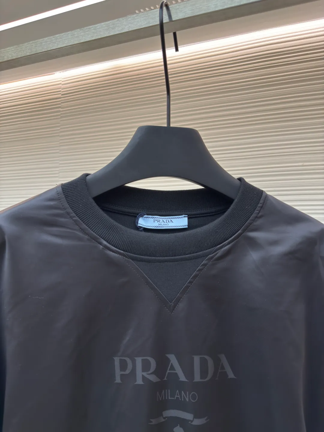 Prada Milano patchwork sweatshirt ●Authentic product: Purchased and developed for 2999 ●Item number: 1680299-A80 ●Fabric: double-woven protein acrylic cotton fabric ●Technology: splicing ●Version: fitted version ●Weight: about 660 grams ●Size: S-M-L-XL ●Description: Customized double-woven protein acrylic cotton and jacquard digital nylon fantasy material with excellent texture and comfortable skin fit The classic black tone exudes an innate sense of high-end. The iconic Prada Milano pops out on the chest. The outline of the letters is looming. It complements the unique design of the triangle area on the neckline to add brand recognition. It exudes an unparalleled noble atmosphere and is a symbol of Milan fashion. It deconstructs the attitude of modern gentlemen and the fabric jacquard process. By weaving Prada Miland textile technology on the fabric surface, it controls the interweaving of warp and weft lines and precisely controls the interlacing density and tension of the yarn to make it more three-dimensional. Needle and shuttle splicing technology can make full use of the respective advantages of knitted fabrics and woven fabrics. By choosing the appropriate sewing process and stitches, it can ensure that the splicing parts are strong and beautiful. The fabrics have been washed, have a better hand feel, are not easy to deform, are not easy to shrink, are not easy to fade, and maintain long-term beauty. The overall wiring is straight and delicate, the fabric is comfortable and soft, and the color is consistent without color difference. It can be matched with the same style to create a fashionable look and control various occasions. Customized accessories, complete with three standards, same style for men and women!