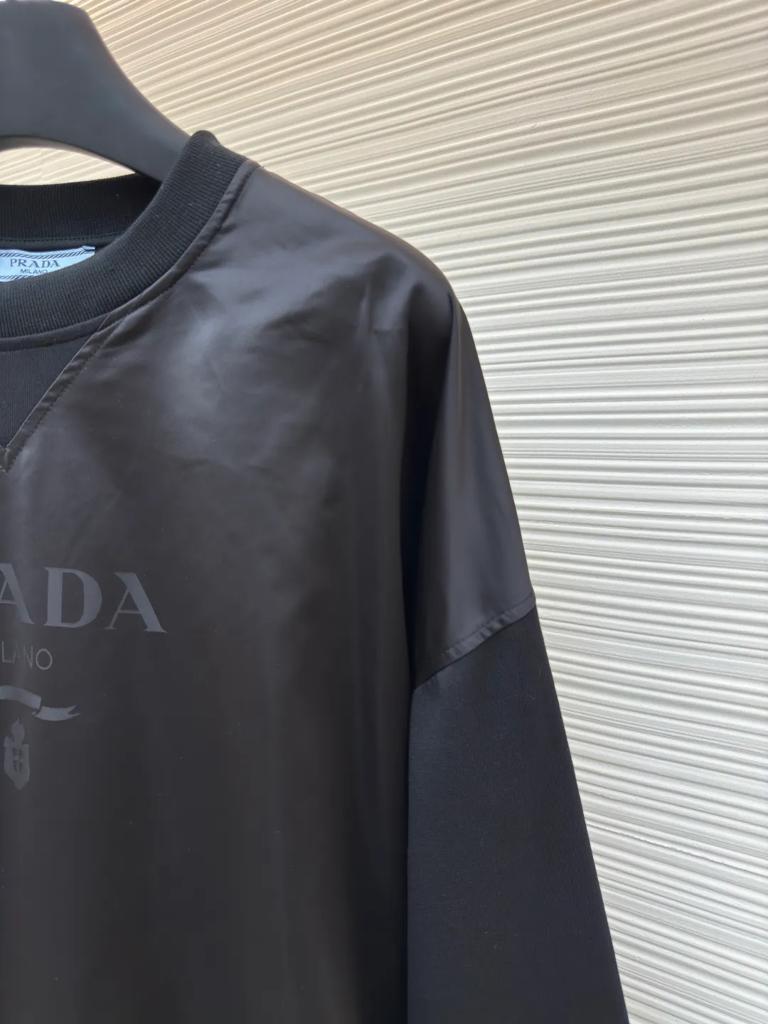 Prada Milano patchwork sweatshirt ●Authentic product: Purchased and developed for 2999 ●Item number: 1680299-A80 ●Fabric: double-woven protein acrylic cotton fabric ●Technology: splicing ●Version: fitted version ●Weight: about 660 grams ●Size: S-M-L-XL ●Description: Customized double-woven protein acrylic cotton and jacquard digital nylon fantasy material with excellent texture and comfortable skin fit The classic black tone exudes an innate sense of high-end. The iconic Prada Milano pops out on the chest. The outline of the letters is looming. It complements the unique design of the triangle area on the neckline to add brand recognition. It exudes an unparalleled noble atmosphere and is a symbol of Milan fashion. It deconstructs the attitude of modern gentlemen and the fabric jacquard process. By weaving Prada Miland textile technology on the fabric surface, it controls the interweaving of warp and weft lines and precisely controls the interlacing density and tension of the yarn to make it more three-dimensional. Needle and shuttle splicing technology can make full use of the respective advantages of knitted fabrics and woven fabrics. By choosing the appropriate sewing process and stitches, it can ensure that the splicing parts are strong and beautiful. The fabrics have been washed, have a better hand feel, are not easy to deform, are not easy to shrink, are not easy to fade, and maintain long-term beauty. The overall wiring is straight and delicate, the fabric is comfortable and soft, and the color is consistent without color difference. It can be matched with the same style to create a fashionable look and control various occasions. Customized accessories, complete with three standards, same style for men and women!