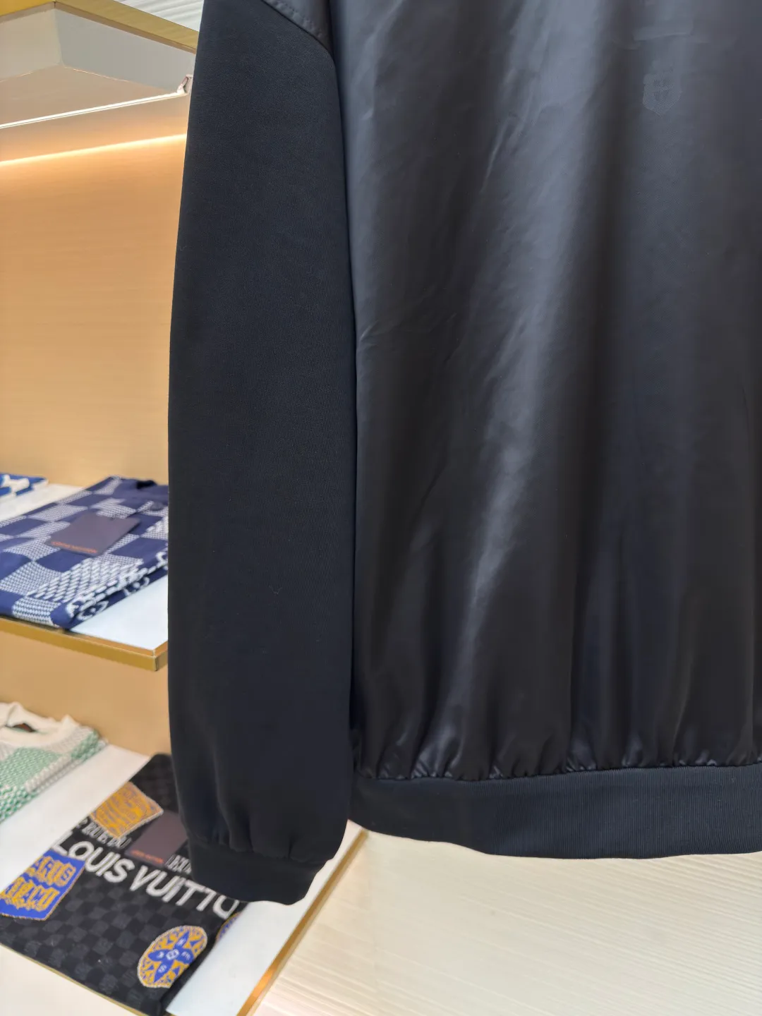 Prada Milano patchwork sweatshirt ●Authentic product: Purchased and developed for 2999 ●Item number: 1680299-A80 ●Fabric: double-woven protein acrylic cotton fabric ●Technology: splicing ●Version: fitted version ●Weight: about 660 grams ●Size: S-M-L-XL ●Description: Customized double-woven protein acrylic cotton and jacquard digital nylon fantasy material with excellent texture and comfortable skin fit The classic black tone exudes an innate sense of high-end. The iconic Prada Milano pops out on the chest. The outline of the letters is looming. It complements the unique design of the triangle area on the neckline to add brand recognition. It exudes an unparalleled noble atmosphere and is a symbol of Milan fashion. It deconstructs the attitude of modern gentlemen and the fabric jacquard process. By weaving Prada Miland textile technology on the fabric surface, it controls the interweaving of warp and weft lines and precisely controls the interlacing density and tension of the yarn to make it more three-dimensional. Needle and shuttle splicing technology can make full use of the respective advantages of knitted fabrics and woven fabrics. By choosing the appropriate sewing process and stitches, it can ensure that the splicing parts are strong and beautiful. The fabrics have been washed, have a better hand feel, are not easy to deform, are not easy to shrink, are not easy to fade, and maintain long-term beauty. The overall wiring is straight and delicate, the fabric is comfortable and soft, and the color is consistent without color difference. It can be matched with the same style to create a fashionable look and control various occasions. Customized accessories, complete with three standards, same style for men and women!