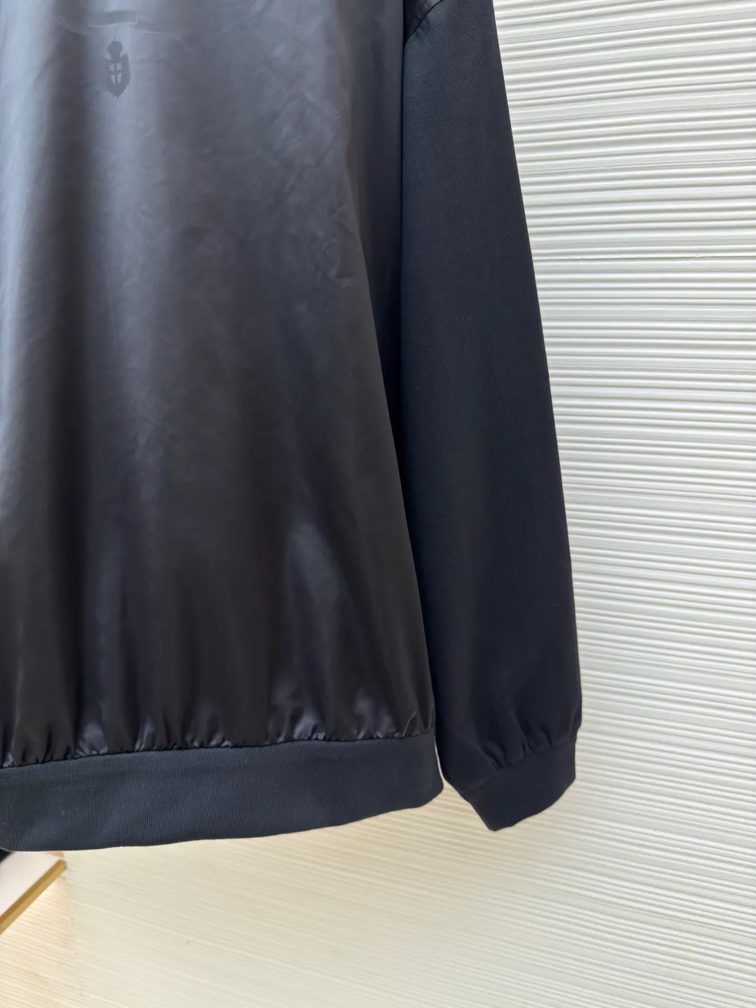 Prada Milano patchwork sweatshirt ●Authentic product: Purchased and developed for 2999 ●Item number: 1680299-A80 ●Fabric: double-woven protein acrylic cotton fabric ●Technology: splicing ●Version: fitted version ●Weight: about 660 grams ●Size: S-M-L-XL ●Description: Customized double-woven protein acrylic cotton and jacquard digital nylon fantasy material with excellent texture and comfortable skin fit The classic black tone exudes an innate sense of high-end. The iconic Prada Milano pops out on the chest. The outline of the letters is looming. It complements the unique design of the triangle area on the neckline to add brand recognition. It exudes an unparalleled noble atmosphere and is a symbol of Milan fashion. It deconstructs the attitude of modern gentlemen and the fabric jacquard process. By weaving Prada Miland textile technology on the fabric surface, it controls the interweaving of warp and weft lines and precisely controls the interlacing density and tension of the yarn to make it more three-dimensional. Needle and shuttle splicing technology can make full use of the respective advantages of knitted fabrics and woven fabrics. By choosing the appropriate sewing process and stitches, it can ensure that the splicing parts are strong and beautiful. The fabrics have been washed, have a better hand feel, are not easy to deform, are not easy to shrink, are not easy to fade, and maintain long-term beauty. The overall wiring is straight and delicate, the fabric is comfortable and soft, and the color is consistent without color difference. It can be matched with the same style to create a fashionable look and control various occasions. Customized accessories, complete with three standards, same style for men and women!